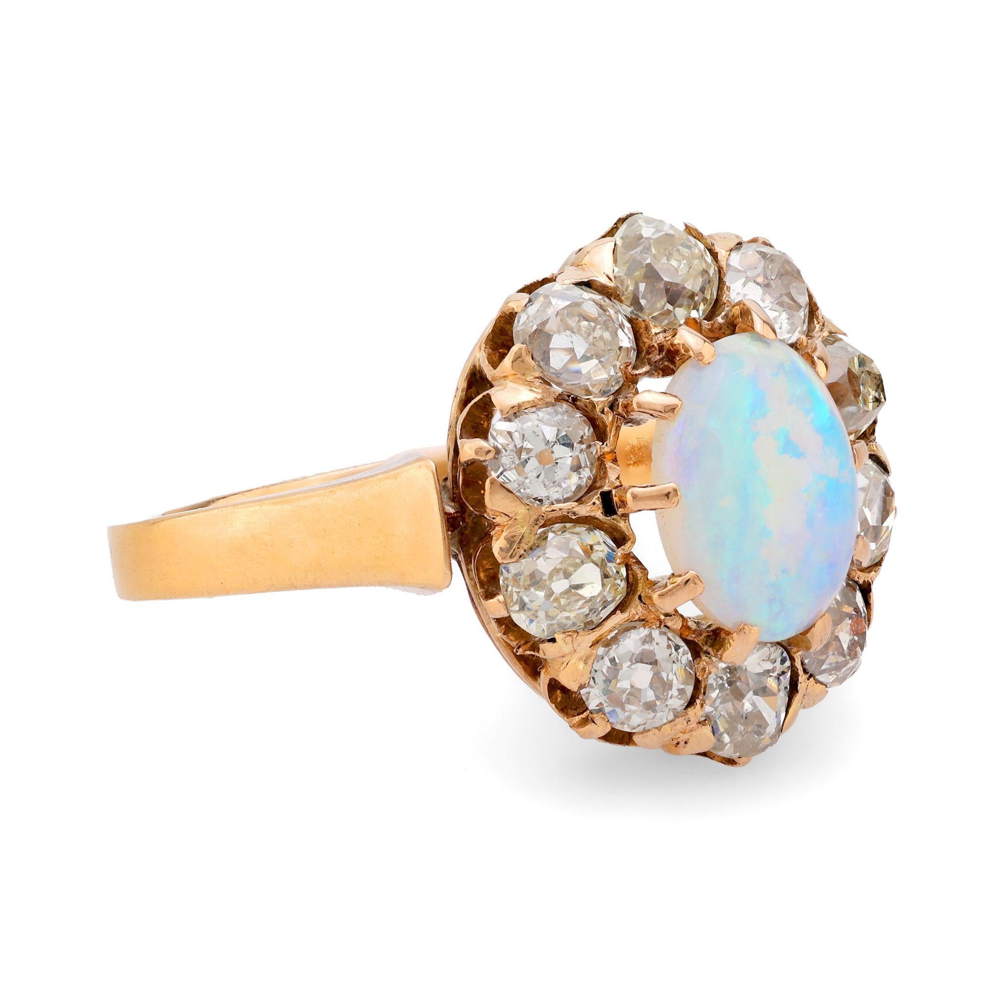 Anillo en racimo de oro amarillo de 18 quilates con ópalo victoriano talla antigua de diamante de mina Victoriano