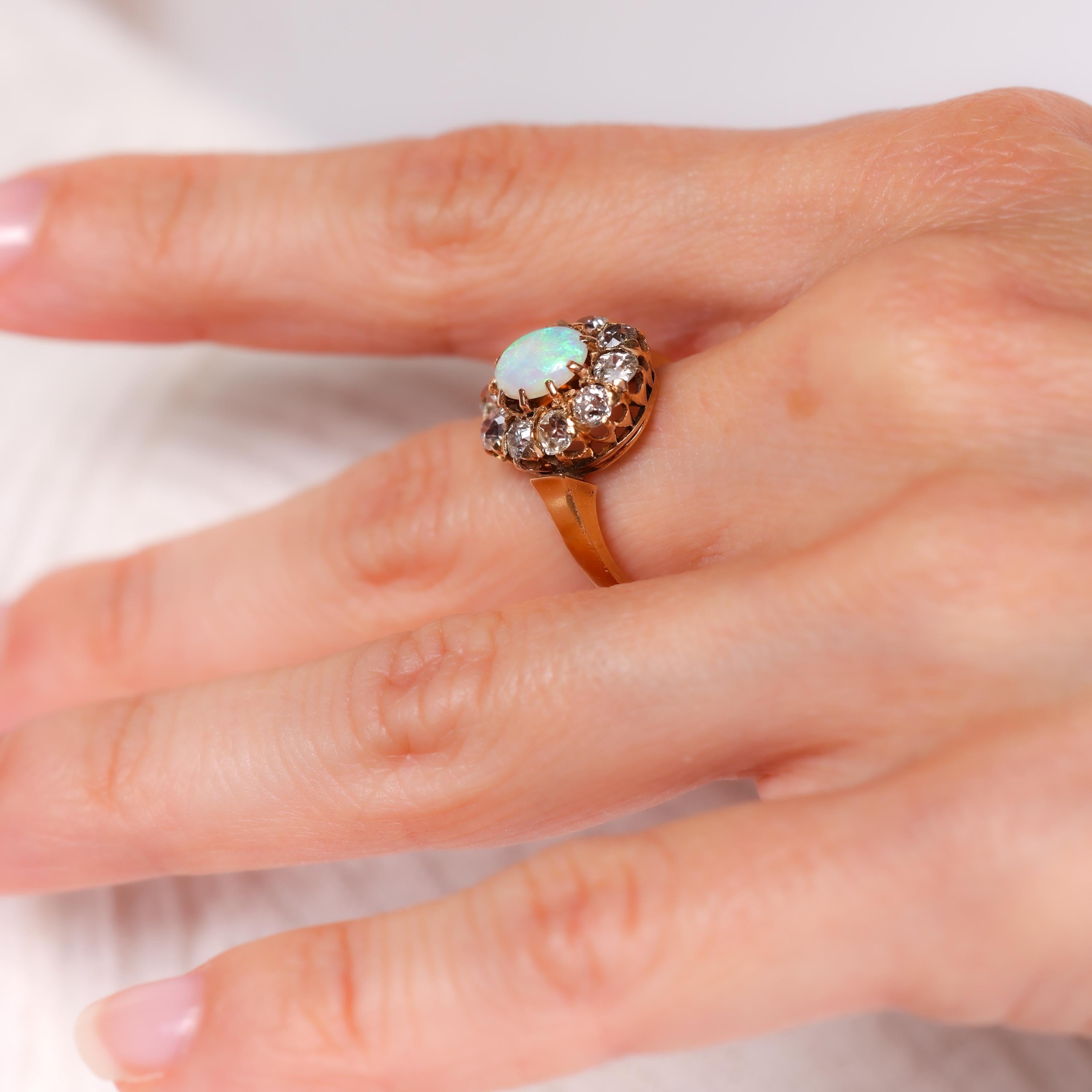 Anillo en racimo de oro amarillo de 18 quilates con ópalo victoriano talla antigua de diamante de mina Corte oval