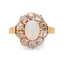 Anillo en racimo de oro amarillo de 18 quilates con ópalo victoriano talla antigua de diamante de mina