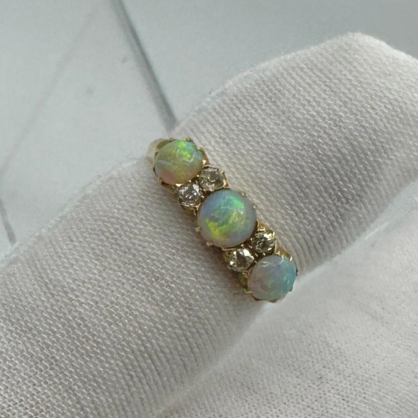 Victorian Opal Old Mine Cut Diamond Ring 18K Gold Antique Wedding Engagement en Excelente estado para la venta en New York, NY