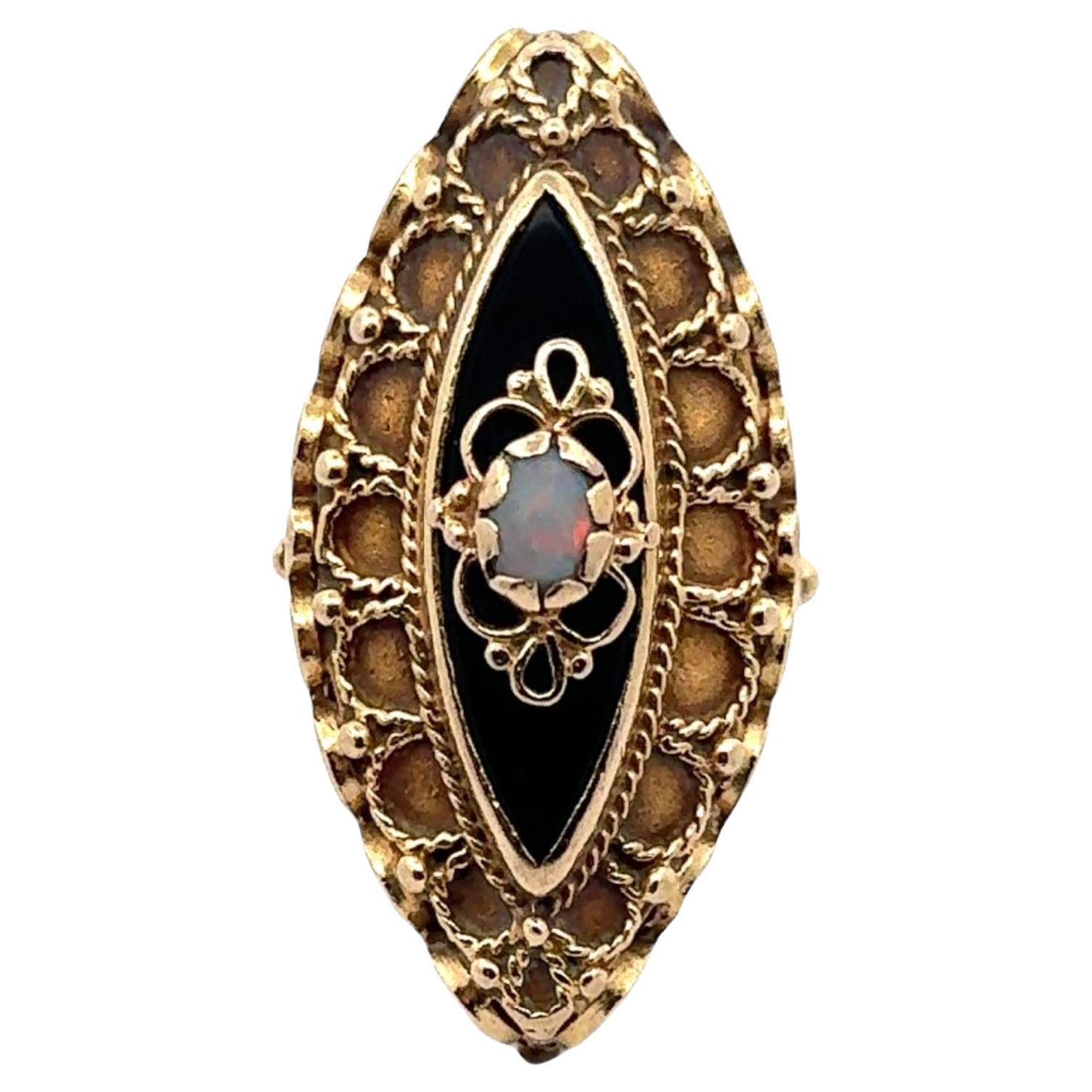 Bague navette victorienne ancienne en or jaune 14 carats, opale et onyx en vente