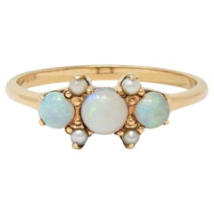Antiker viktorianischer Opal-Perlen-Ring aus 14 Karat Gelbgold mit drei Steinen