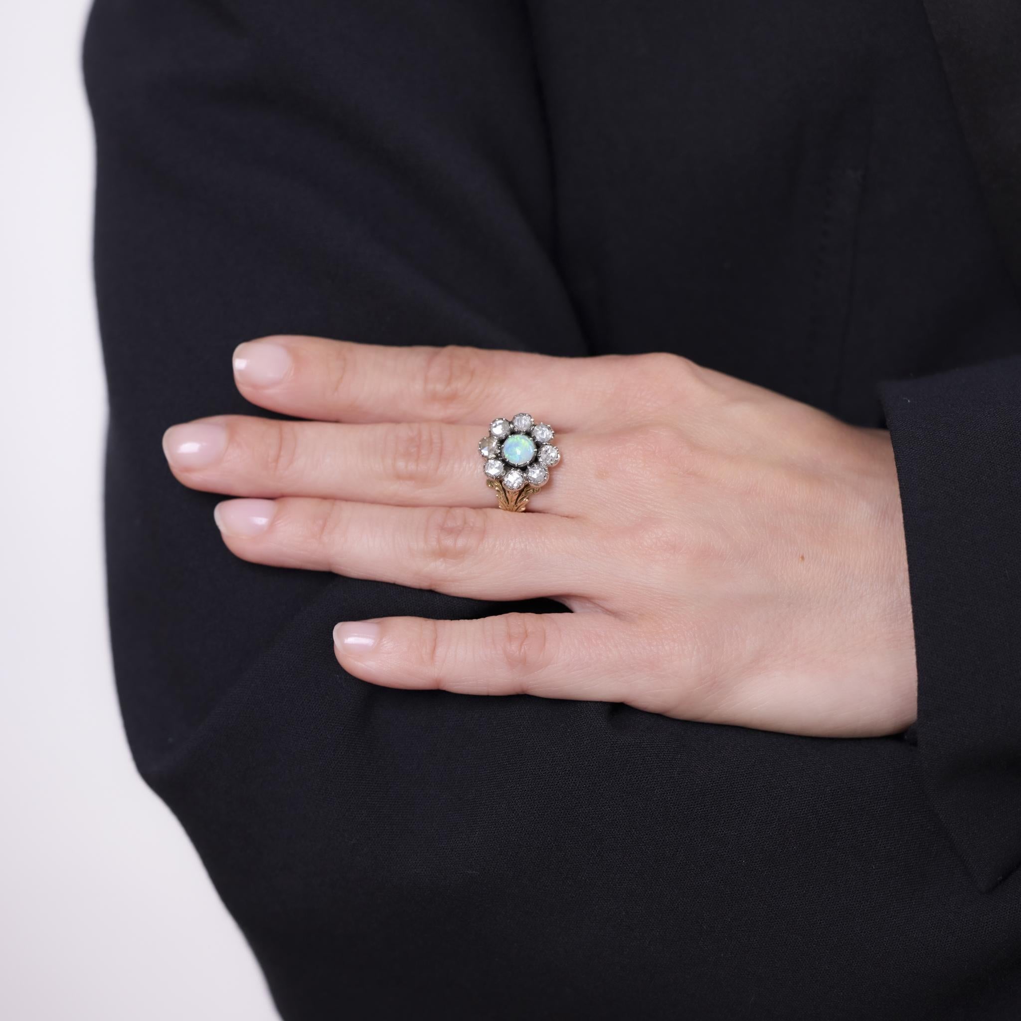 Taille cabochon Bague à grappes victorienne en or jaune 14 carats avec opale taillée en rose et diamants en vente