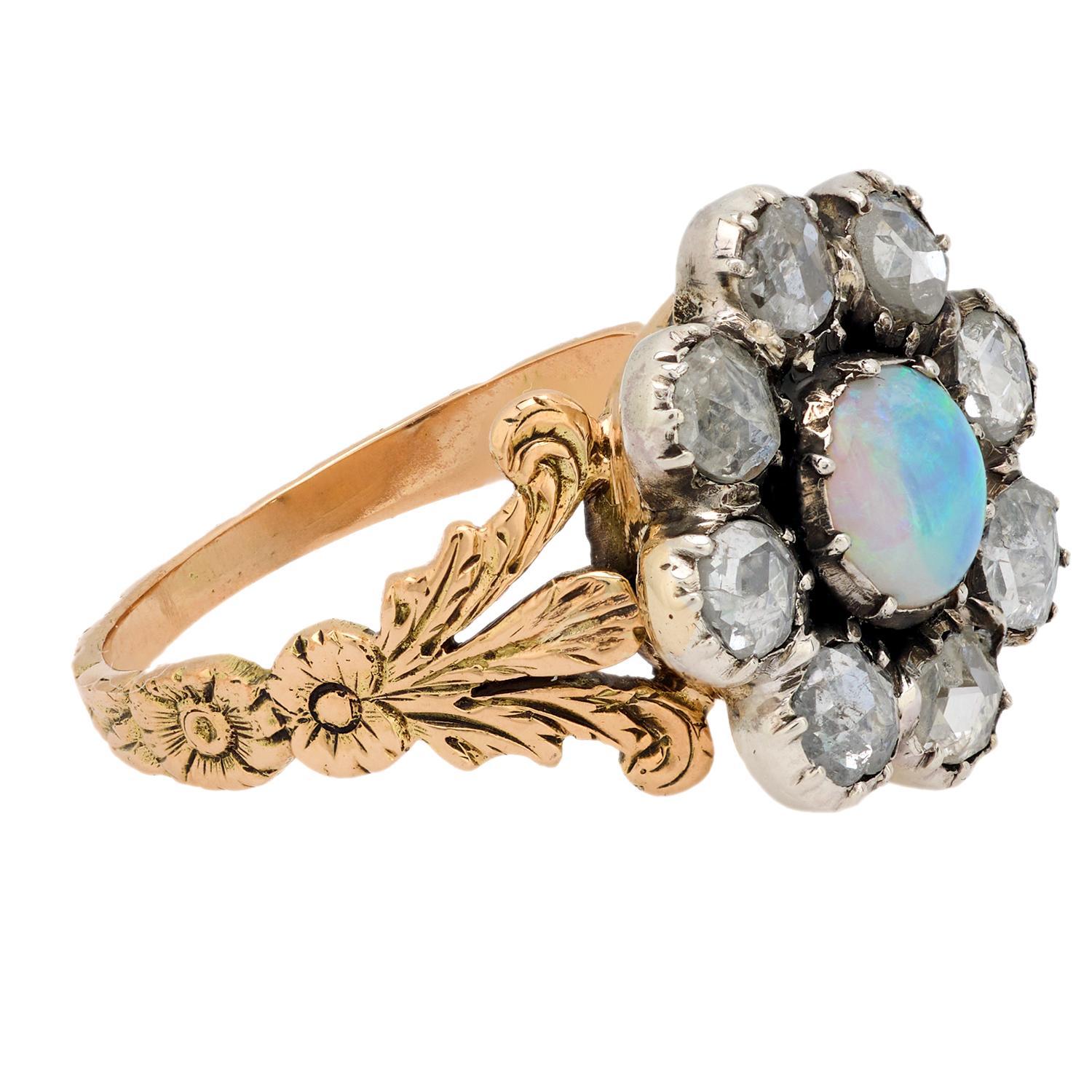 Bague à grappes victorienne en or jaune 14 carats avec opale taillée en rose et diamants Bon état - En vente à Beverly Hills, CA
