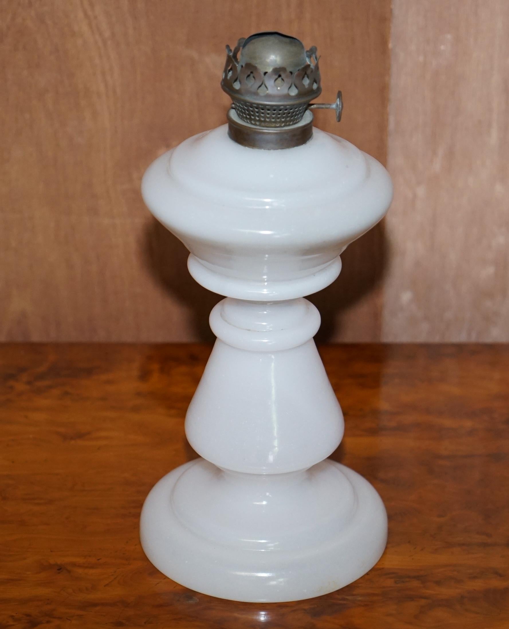 Victorien VICTORIAN OPAline GLASS OIL LAMP BASE WITH LOVELY WHITE GLASS & ORiGINAL FITTING en vente