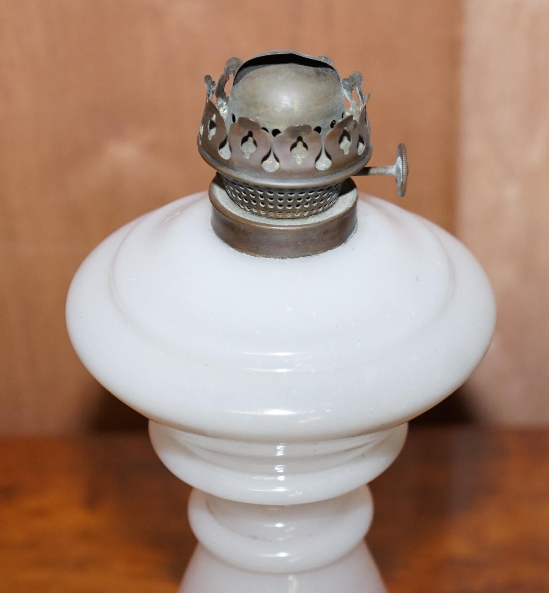 Anglais VICTORIAN OPAline GLASS OIL LAMP BASE WITH LOVELY WHITE GLASS & ORiGINAL FITTING en vente