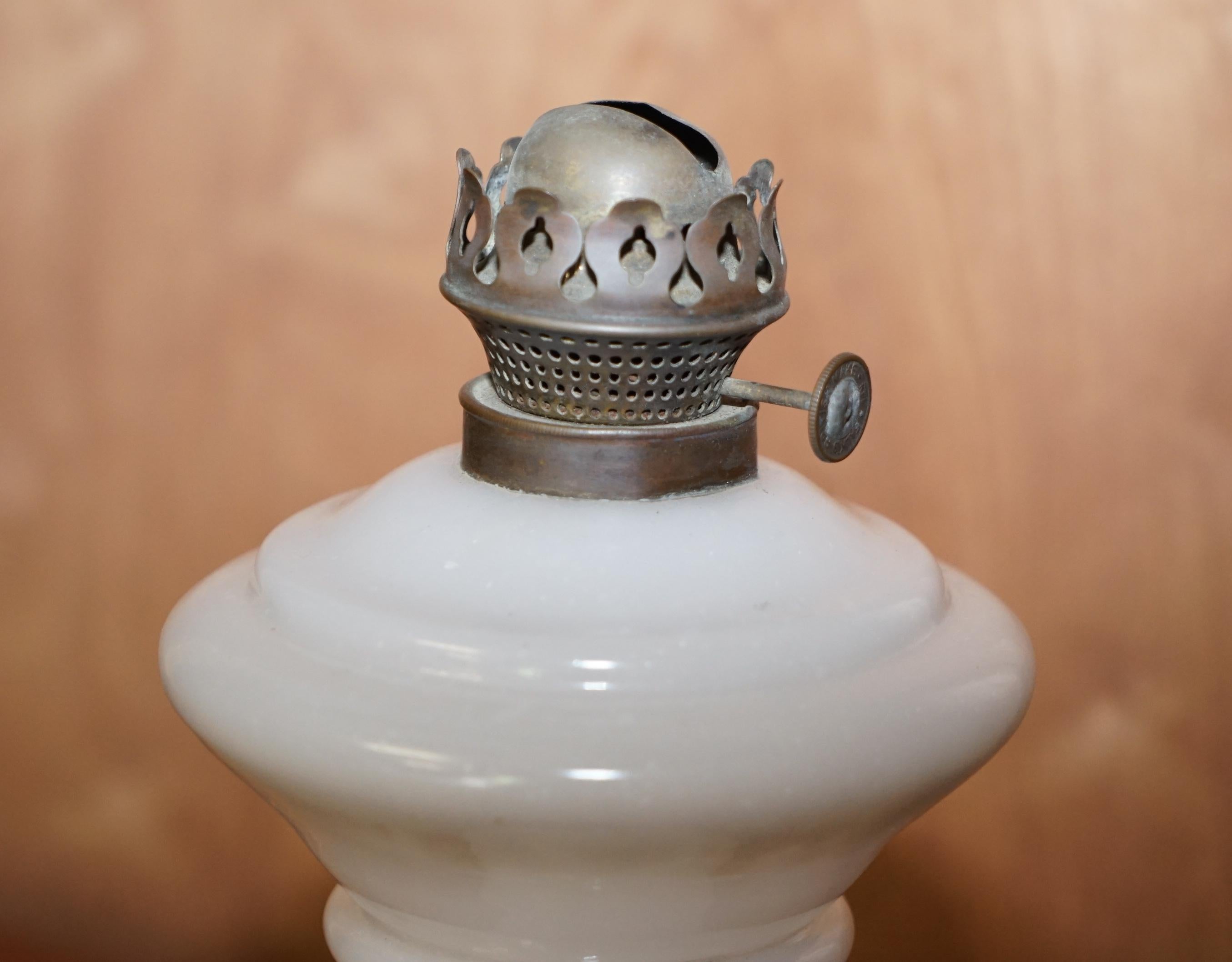 Verre VICTORIAN OPAline GLASS OIL LAMP BASE WITH LOVELY WHITE GLASS & ORiGINAL FITTING en vente