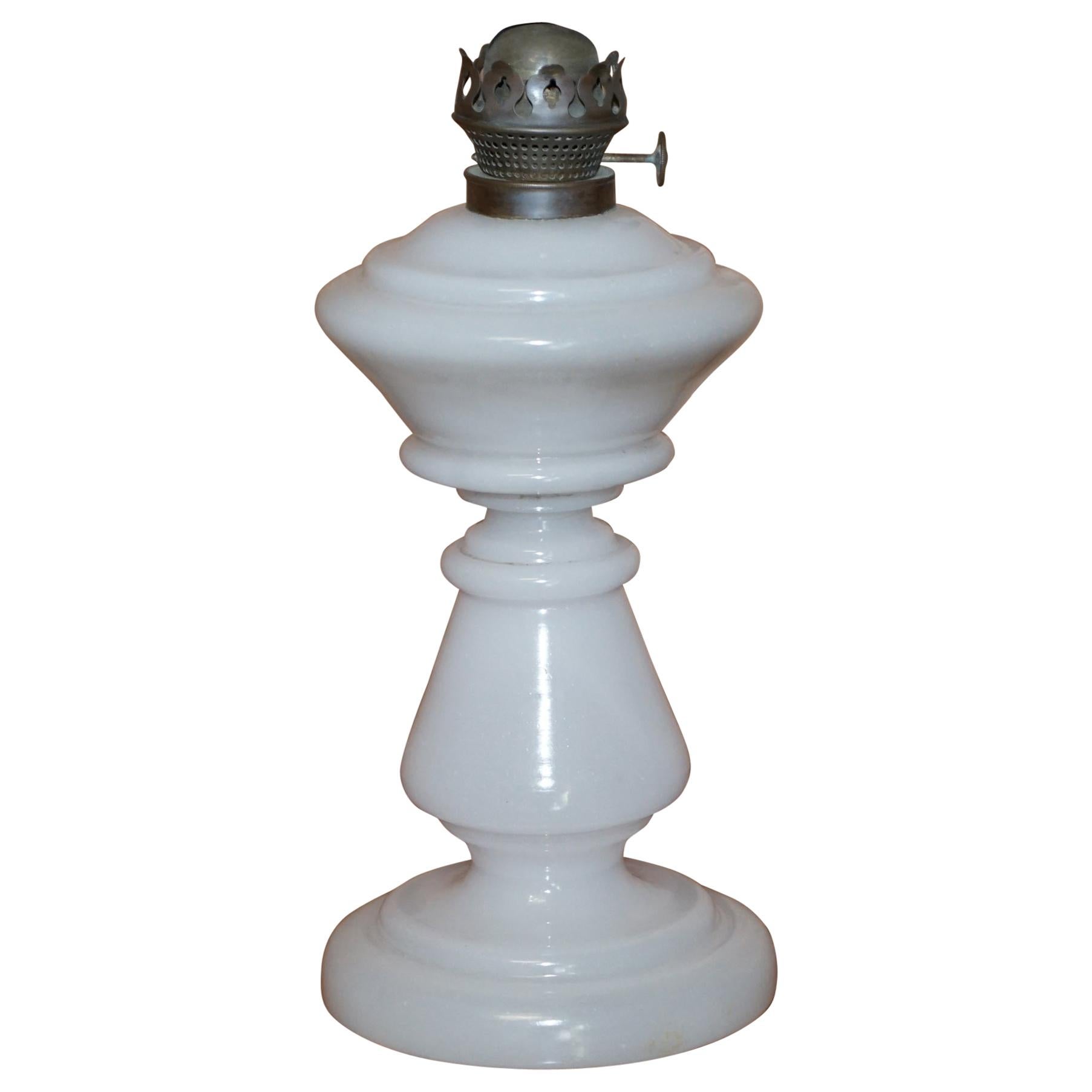 VICTORIAN OPAline GLASS OIL LAMP BASE WITH LOVELY WHITE GLASS & ORiGINAL FITTING en vente
