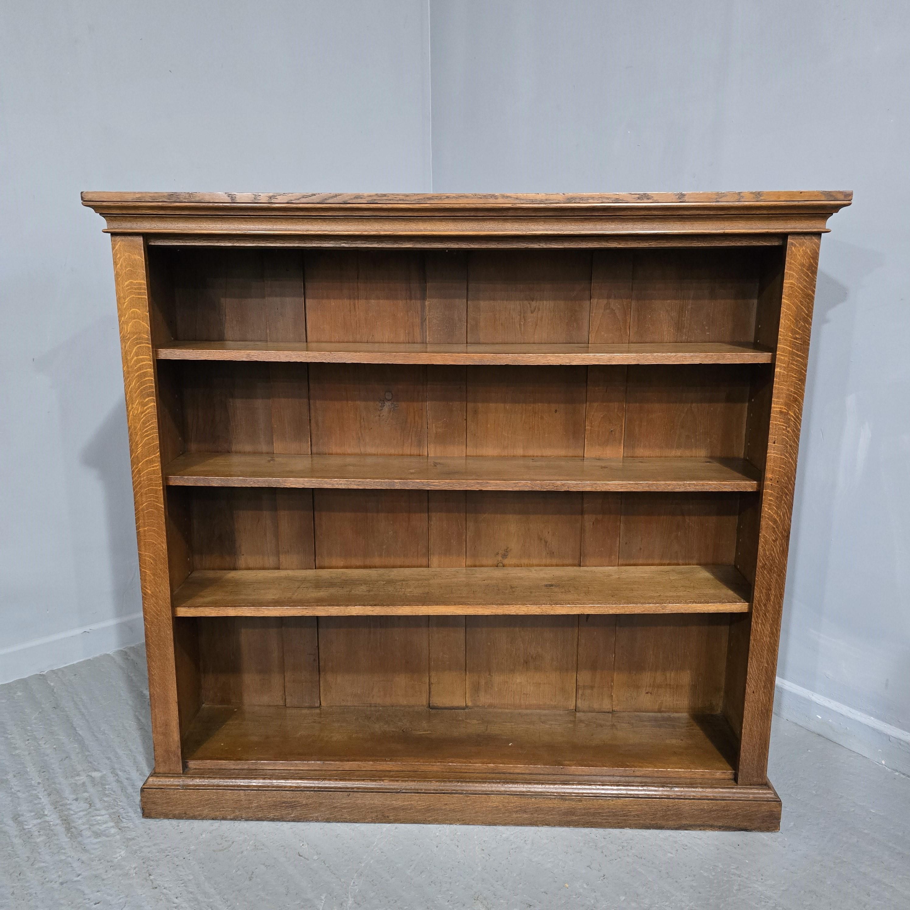 Très belle bibliothèque réglable ouverte en chêne doré de l'époque victorienne, avec trois étagères en chêne, en excellent état général.

51