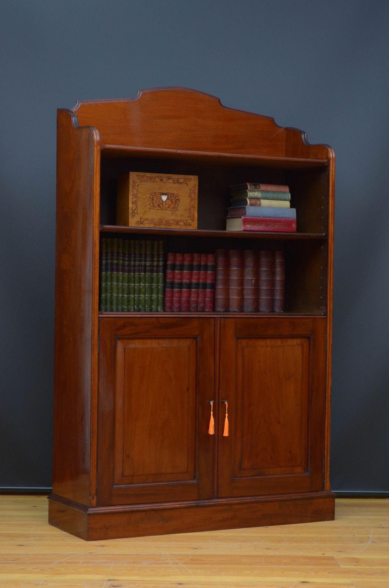 English Victorian Open Bookcase in Solid Mahogany For Sale