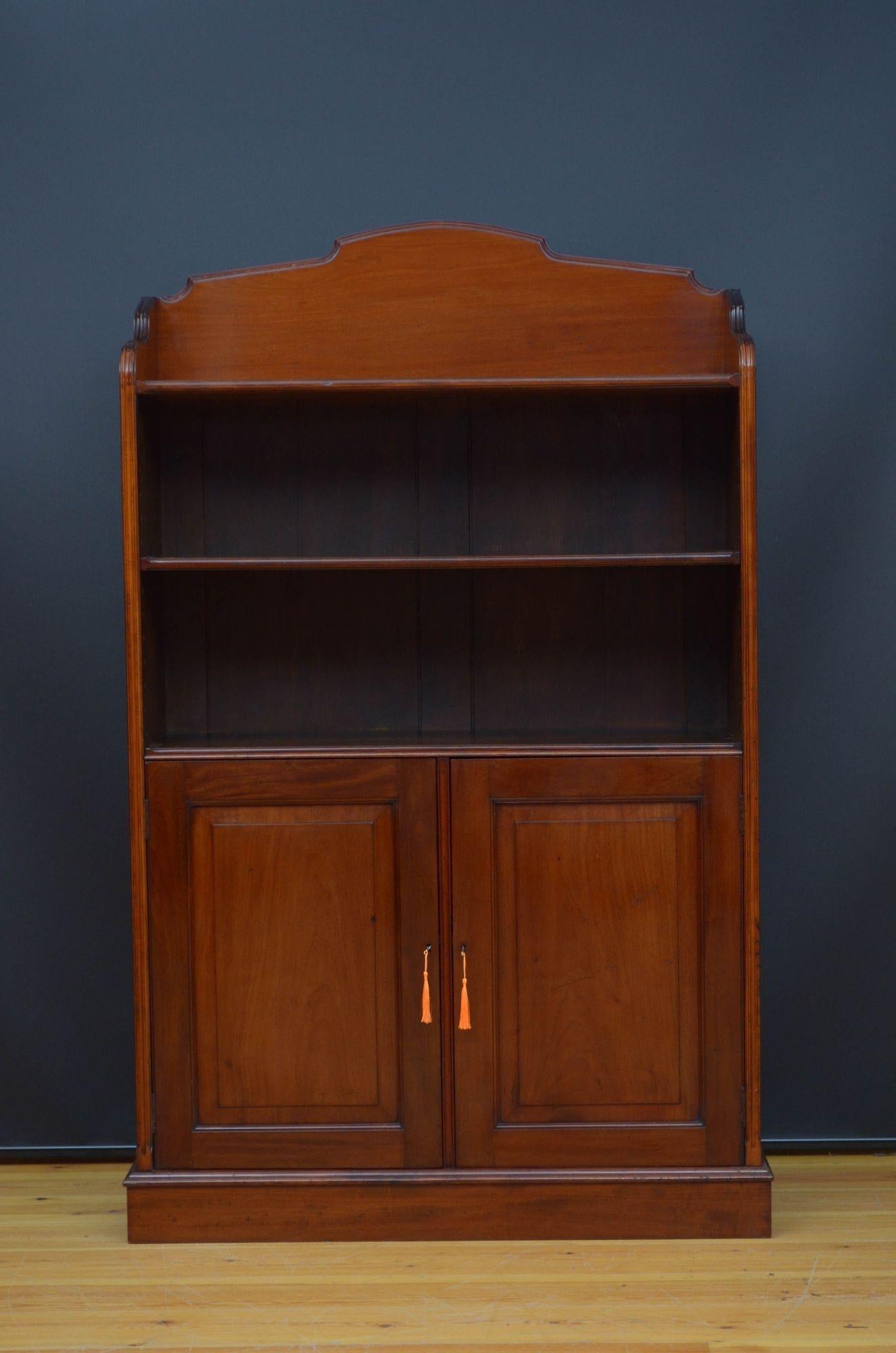 Victorian Open Bookcase in Solid Mahogany In Good Condition For Sale In Whaley Bridge, GB