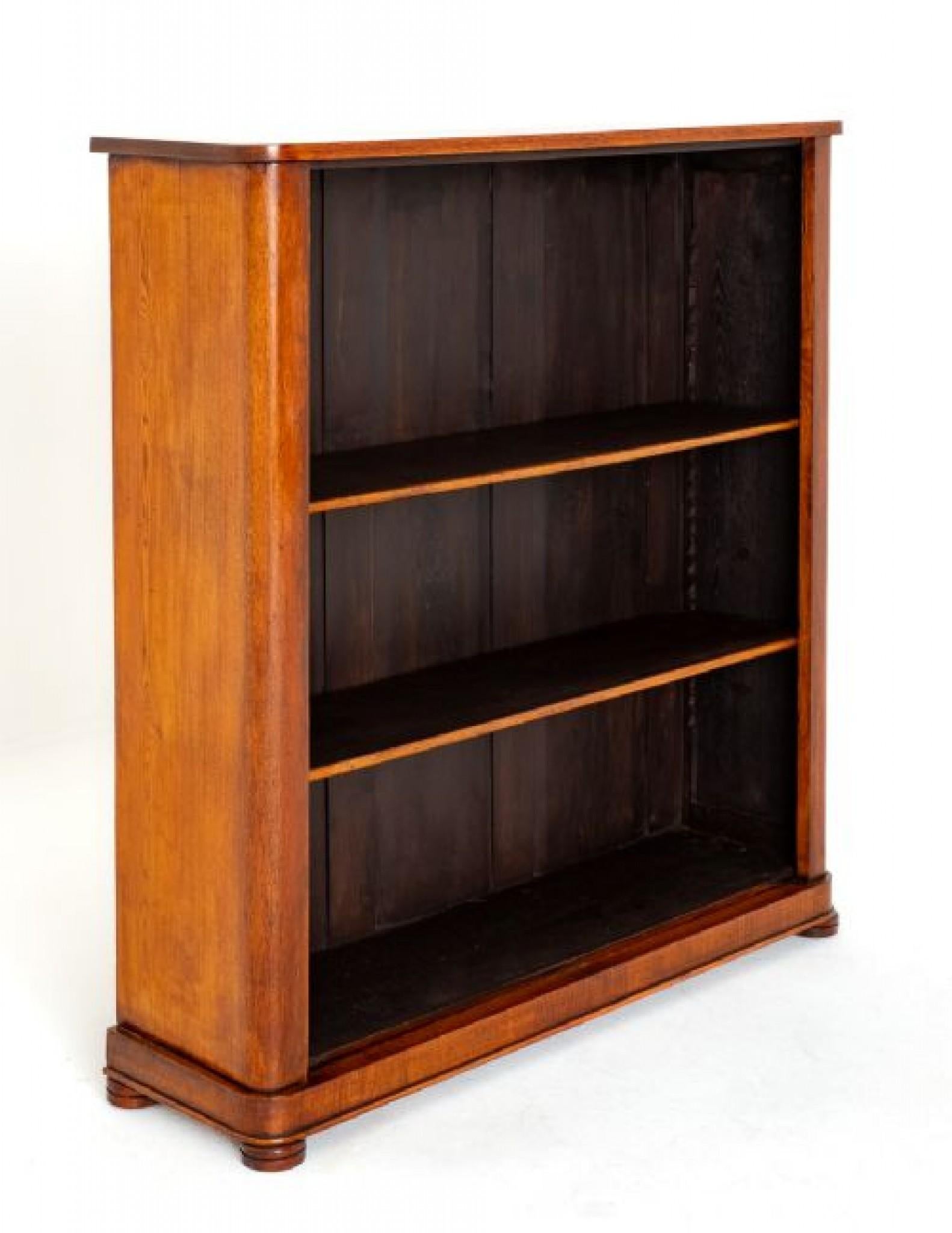 Victorian Blonde Oak Open Bookcase.
This Open Bookcase Stands Upon Turned Feet and a Plinth Base.
The Bookcase Features Rounded Corners.
Circa 1860
Having 2 Fully Adjustable Shelves.
Presented in Good Condition.