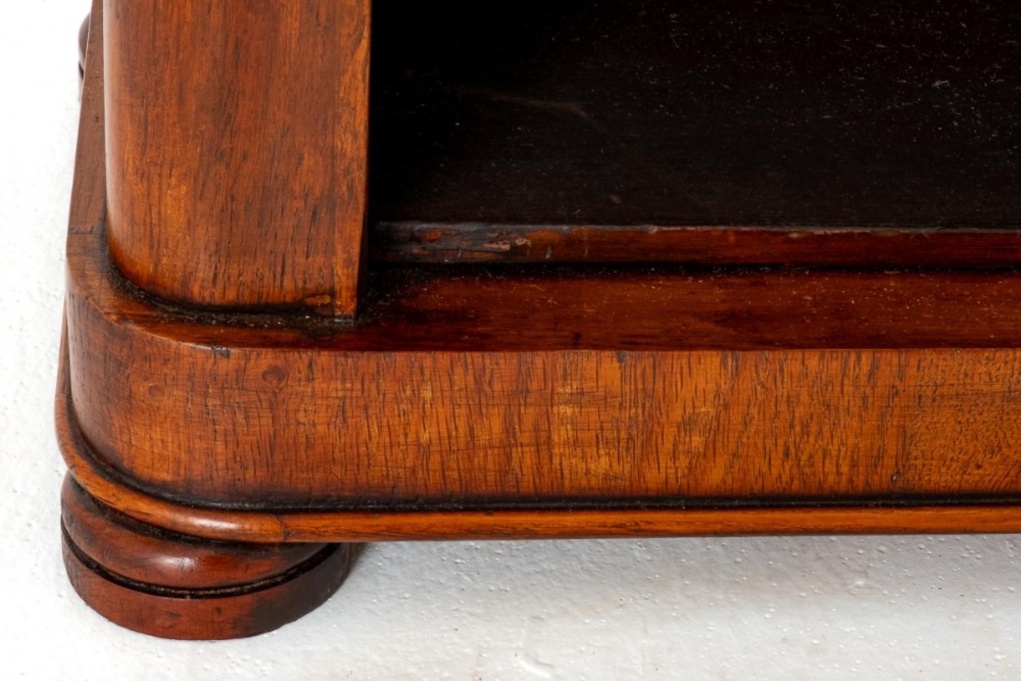 Bibliothèque ouverte en chêne blond de style victorien.
Cette bibliothèque ouverte repose sur des pieds tournés et un socle.
La bibliothèque présente des coins arrondis.
Circa 1860
Avec 2 étagères entièrement réglables.
Présenté en bon état.
Taille