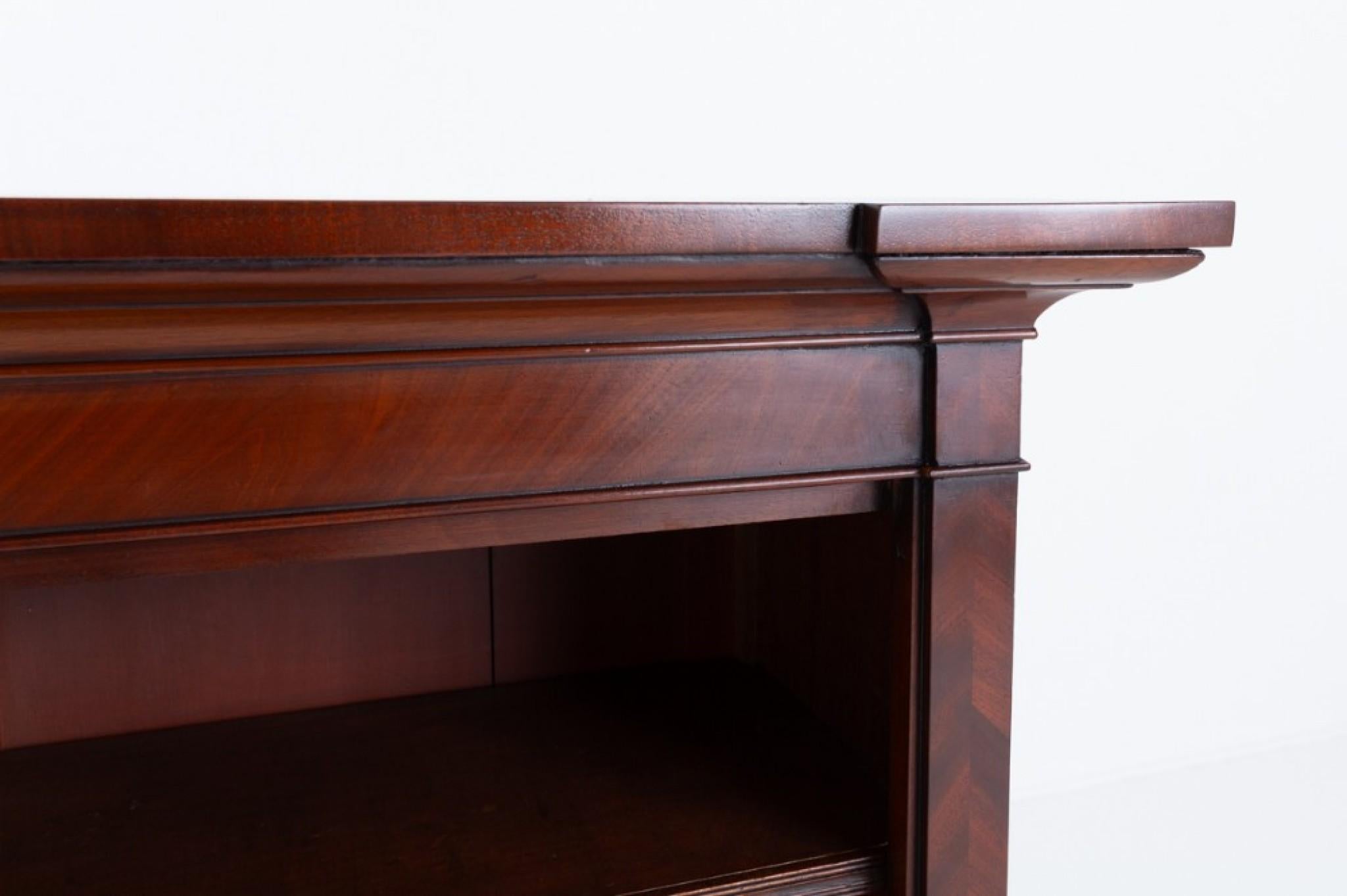 Early victorian mahogany inverted open bookcase.
The top of the bookcase being of an inverted form.
Featuring 3 fully adjustable shelves.
The bookcase is raise upon a plinth base and is presented in good condition.