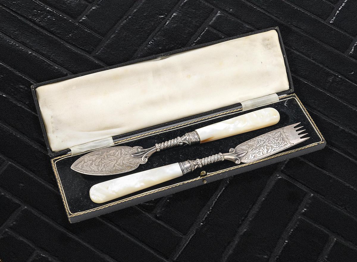 English Victorian or Edwardian Pair of Silver Desert Cutlery Pieces For Sale