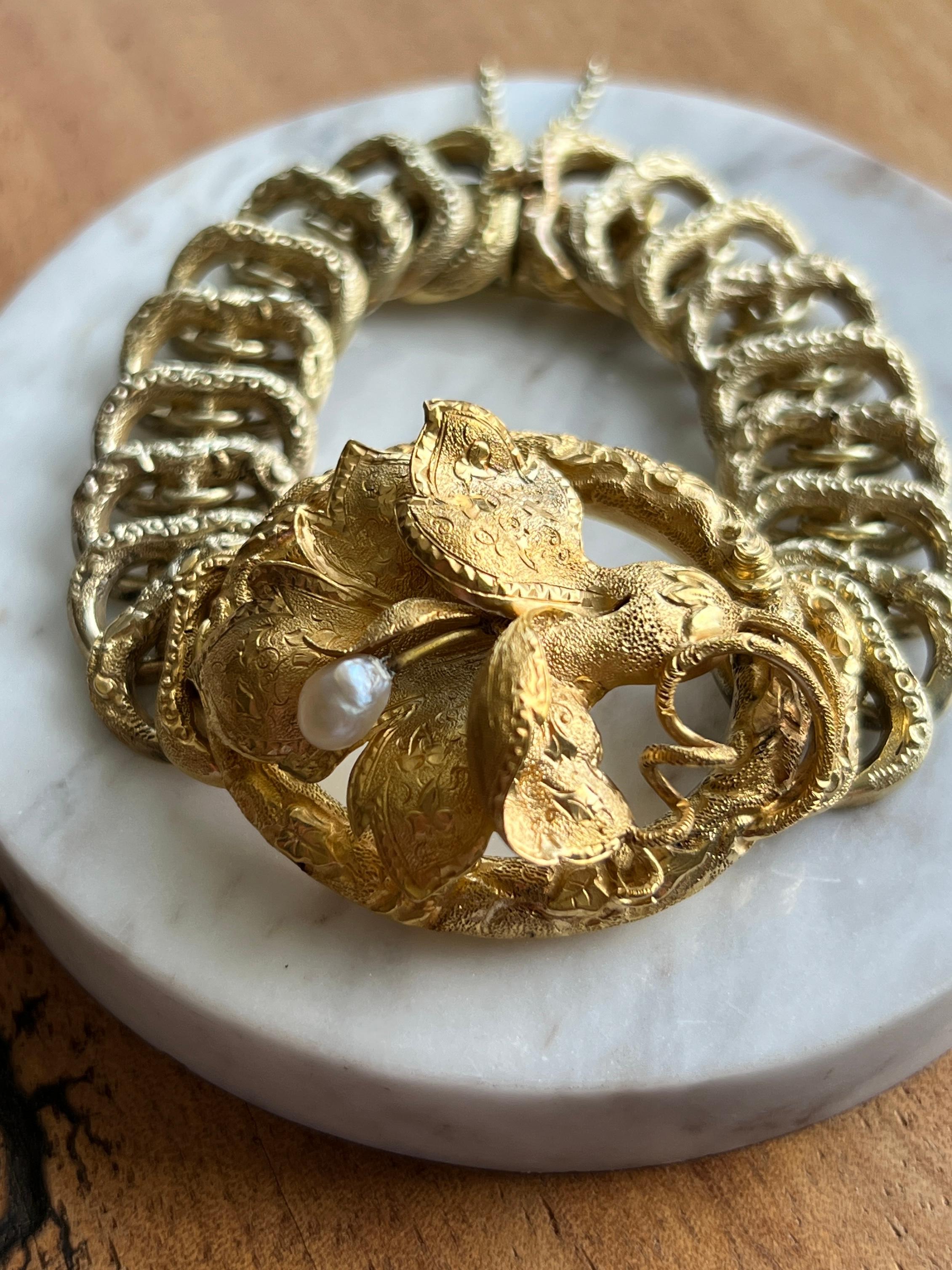 In vendita c'è un sorprendente bracciale vittoriano realizzato in oro giallo 14k, legato all'argento come era tipico dell'epoca, che ha subito un naturale appannamento nel corso del tempo che ne ha accentuato il carattere antico. Al centro c'è un