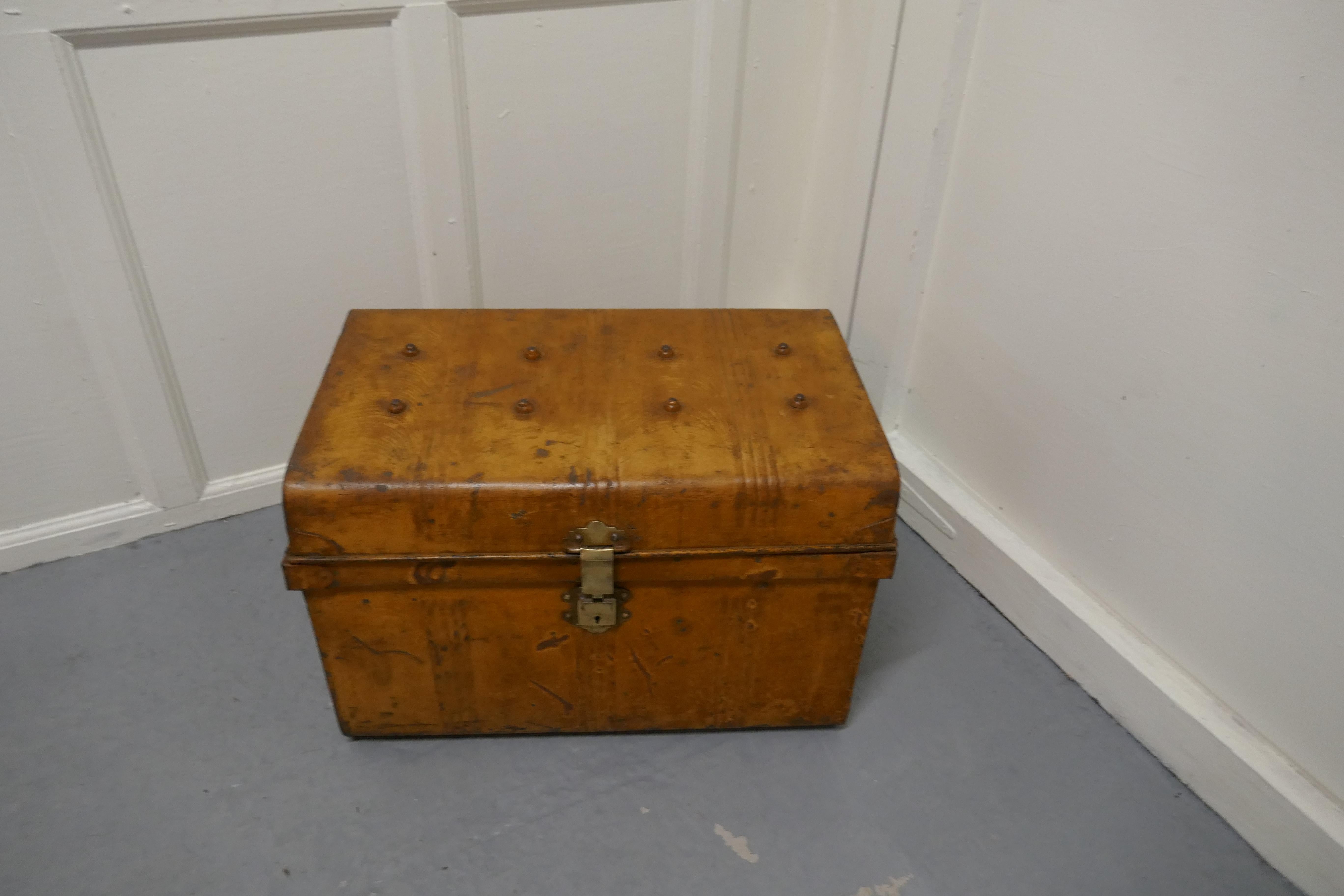 Victorian original scumble paint tin travel trunk

This is a 19th century tin travel trunk, it is is in very good condition for its age 
 
The interior is clean in its original red paint, the trunk has carrying handles and a brass latch to the
