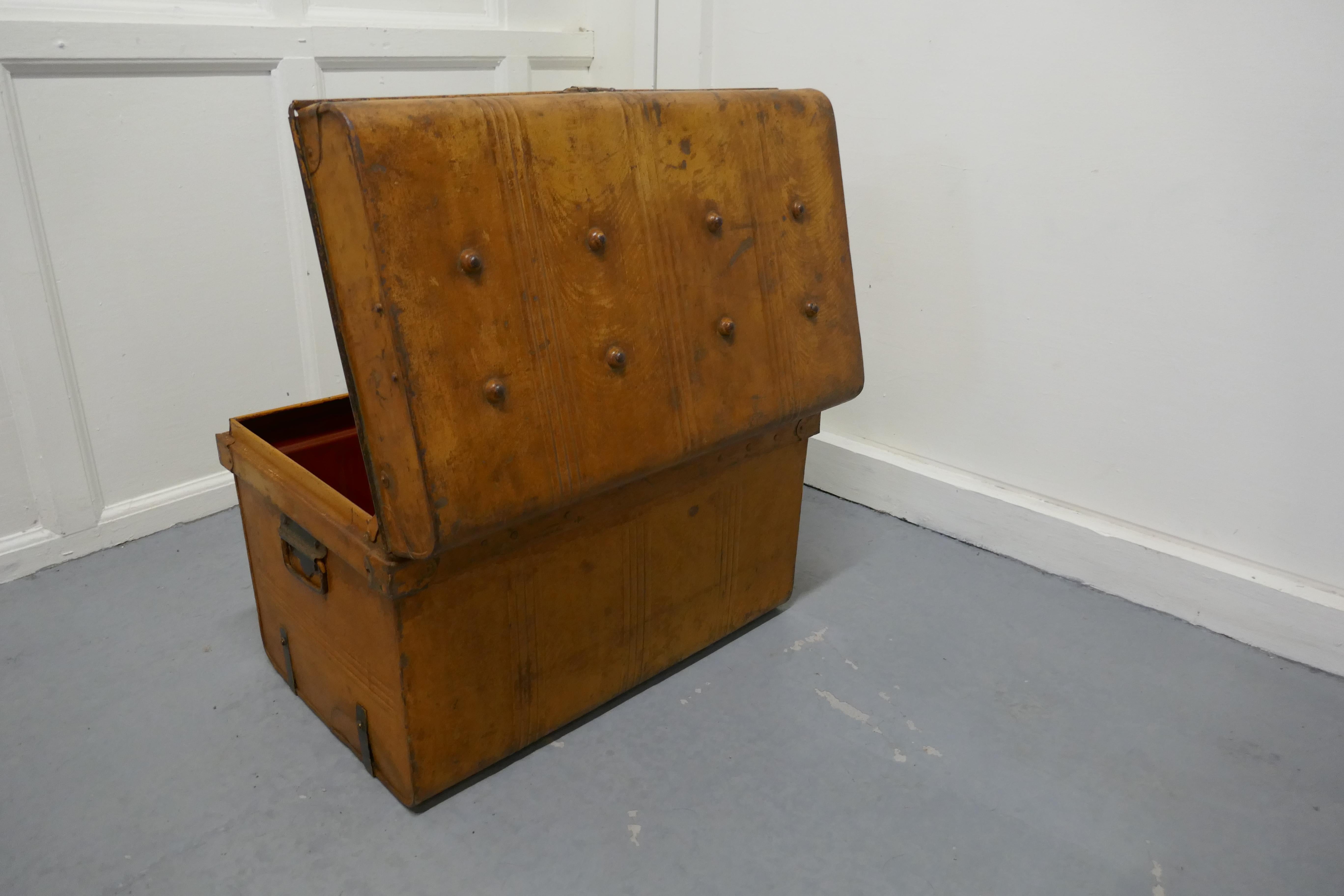 Victorian Original Scumble Paint Tin Travel Trunk In Good Condition In Chillerton, Isle of Wight