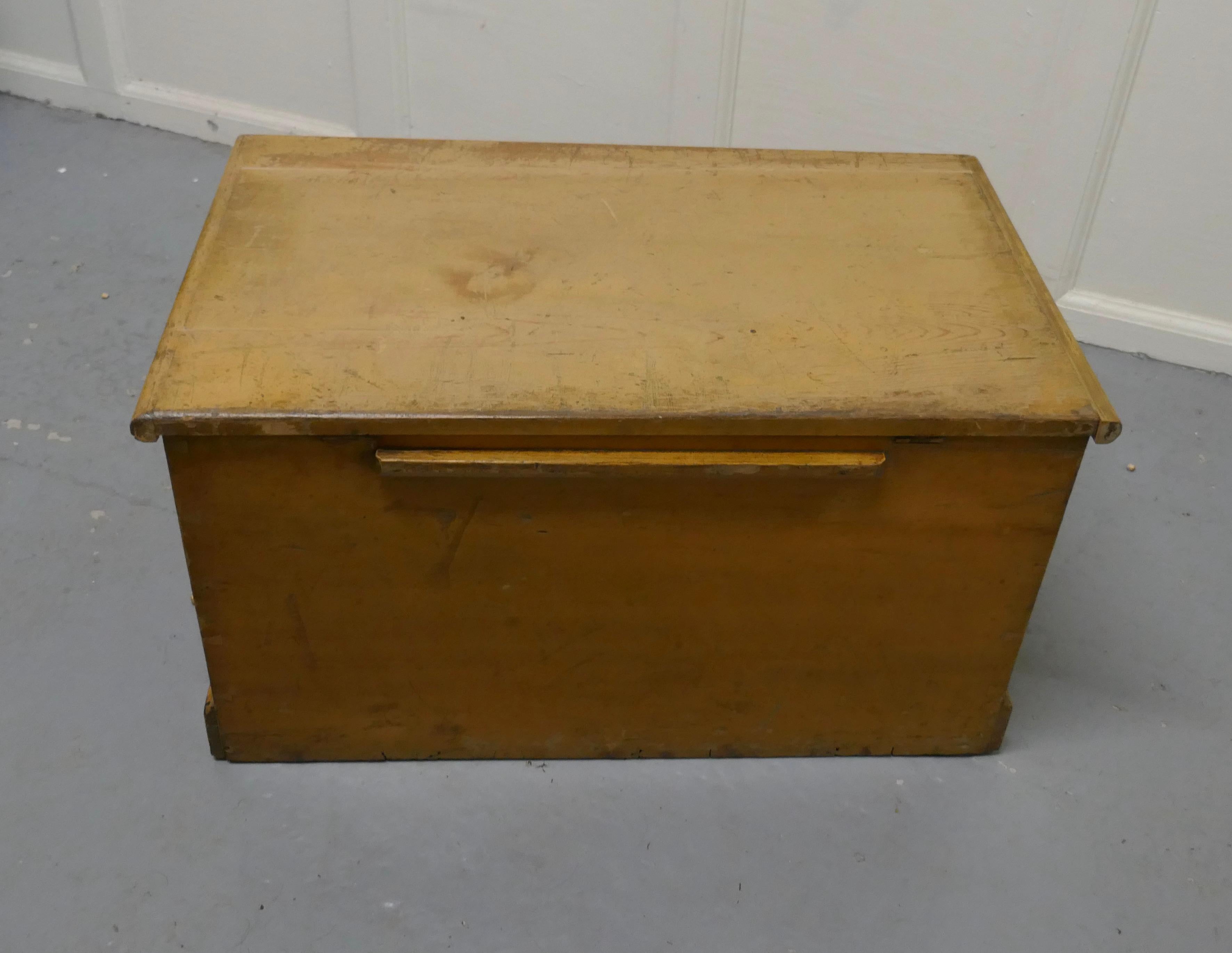 Victorian Original Shabby Painted Pine Blanket Box In Good Condition In Chillerton, Isle of Wight