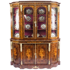 Cabinet Victorien en marqueterie florale de ronce de noyer montée en ormolu:: 19ème siècle