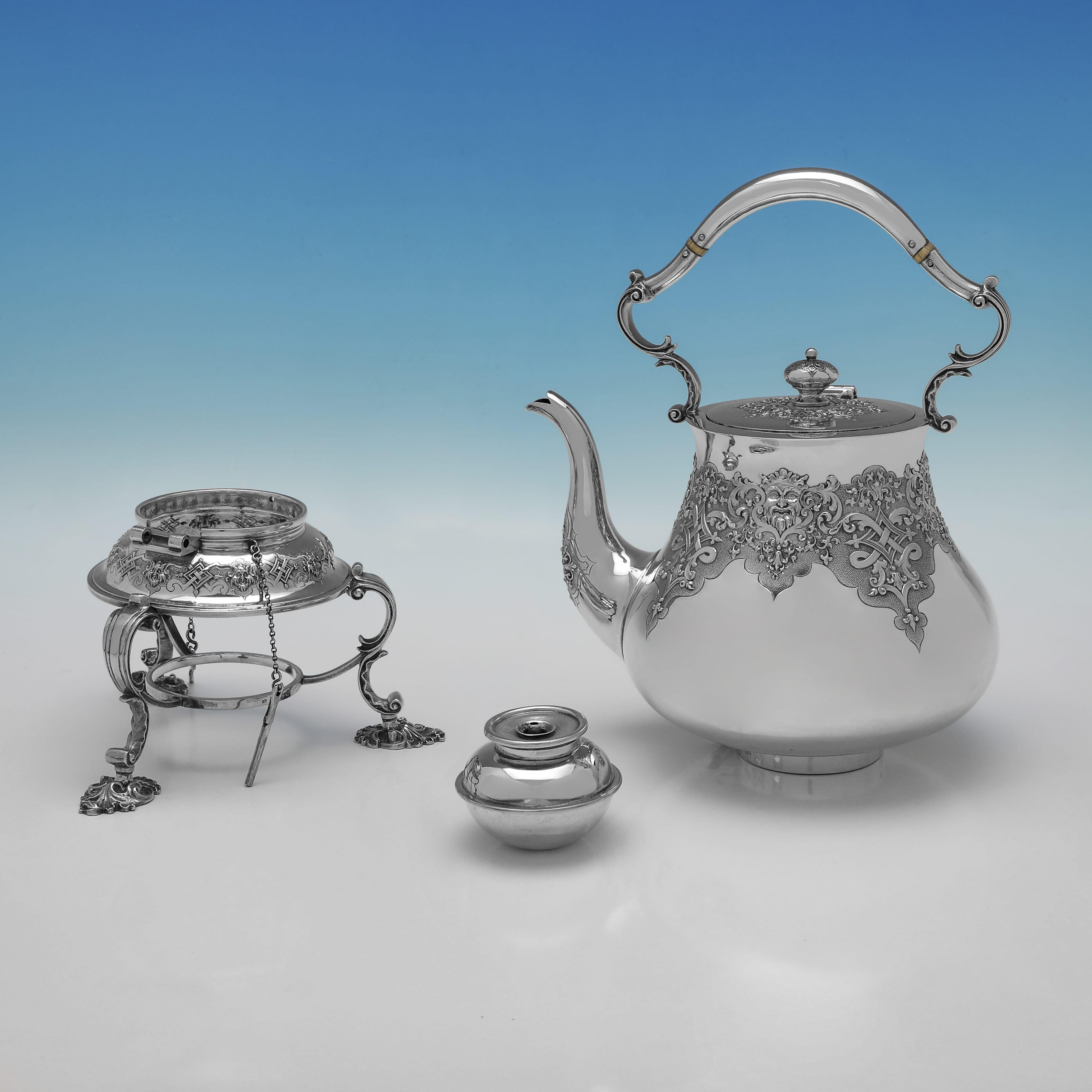 Dieser prächtige viktorianische Kessel aus Sterlingsilber, der 1871 in London gestempelt wurde, ist ein hervorragendes Beispiel für die raffinierte britische Silberschmiedekunst des 19. Dieser von dem angesehenen Silberschmied Robert Hennell IV.