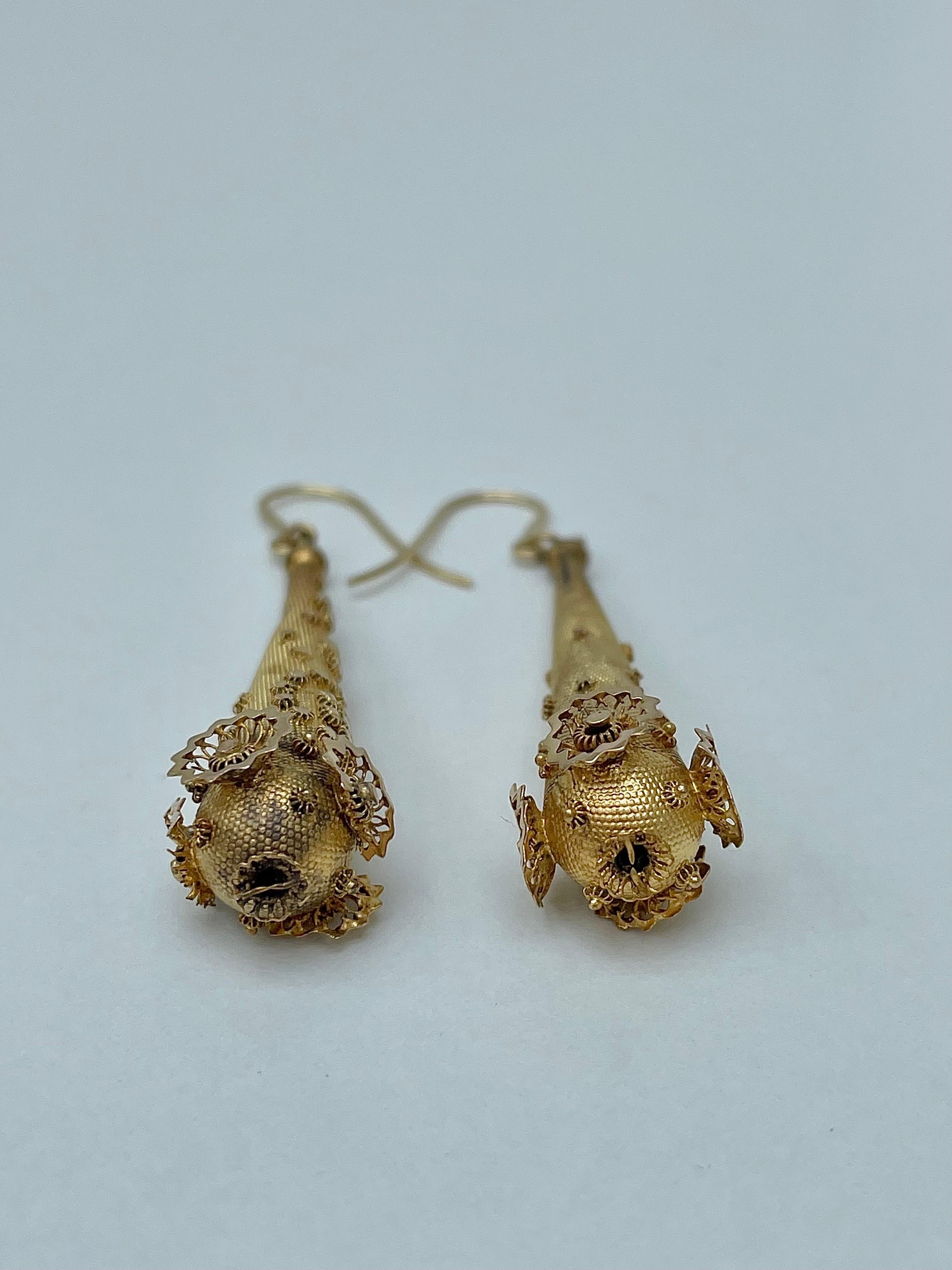 Lange viktorianische florale Ohrringe aus Gelbgold mit verschnörkelten Blumen  (Perle) im Angebot