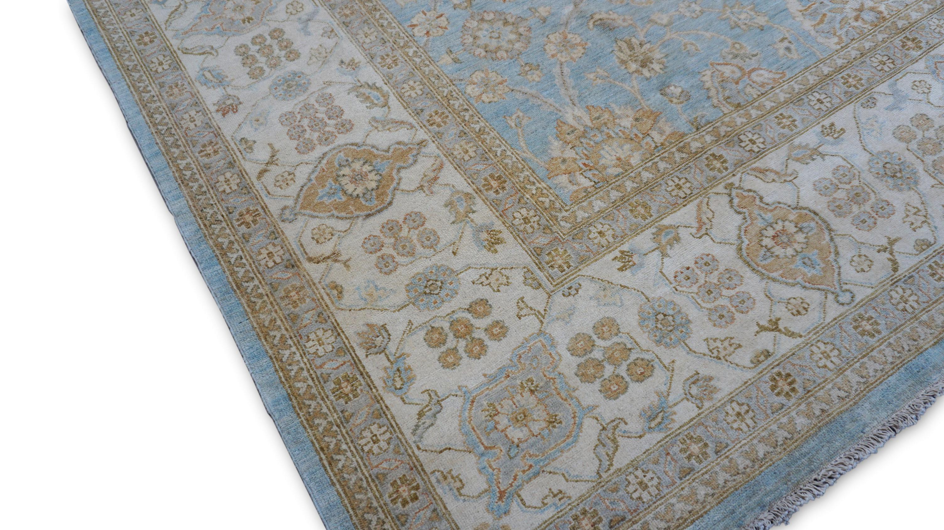 Dieser handgeknüpfte Wollteppich verkörpert die beständige Eleganz des Ziegler-Designs mit einer raffinierten und modernen Note. Mit seinem ruhigen blauen Feld, das reich mit einem komplizierten Allover-Muster aus Palmetten und Weinreben verziert