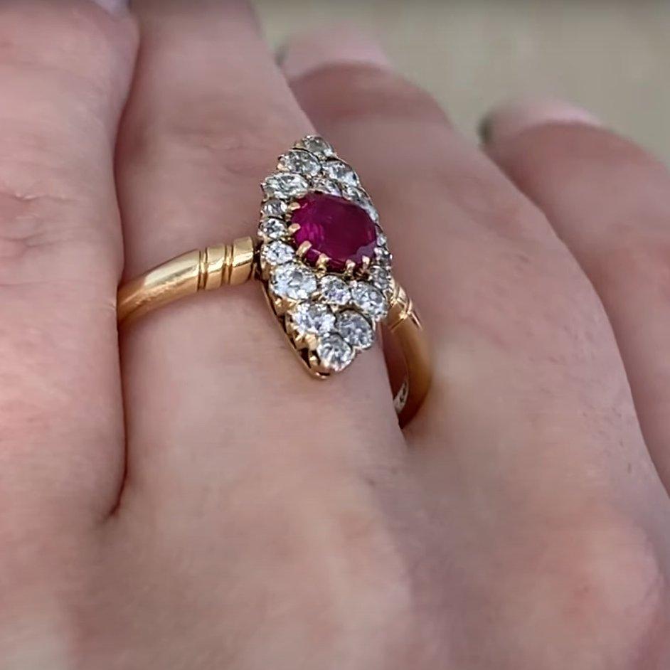 Este exquisito anillo navette de la época victoriana exhibe un raro rubí de Birmania sin tratamiento térmico, certificado por el GIA, con un peso aproximado de 0,60 quilates. El rubí de talla ovalada se sitúa en el corazón de una silueta navette