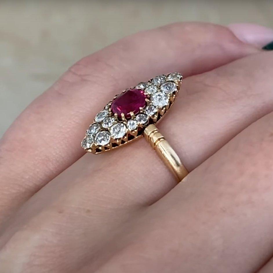 Anillo victoriano de rubí talla oval (GIA aprox. 0,60 quilates) y diamantes, circa 1880 Corte oval en venta