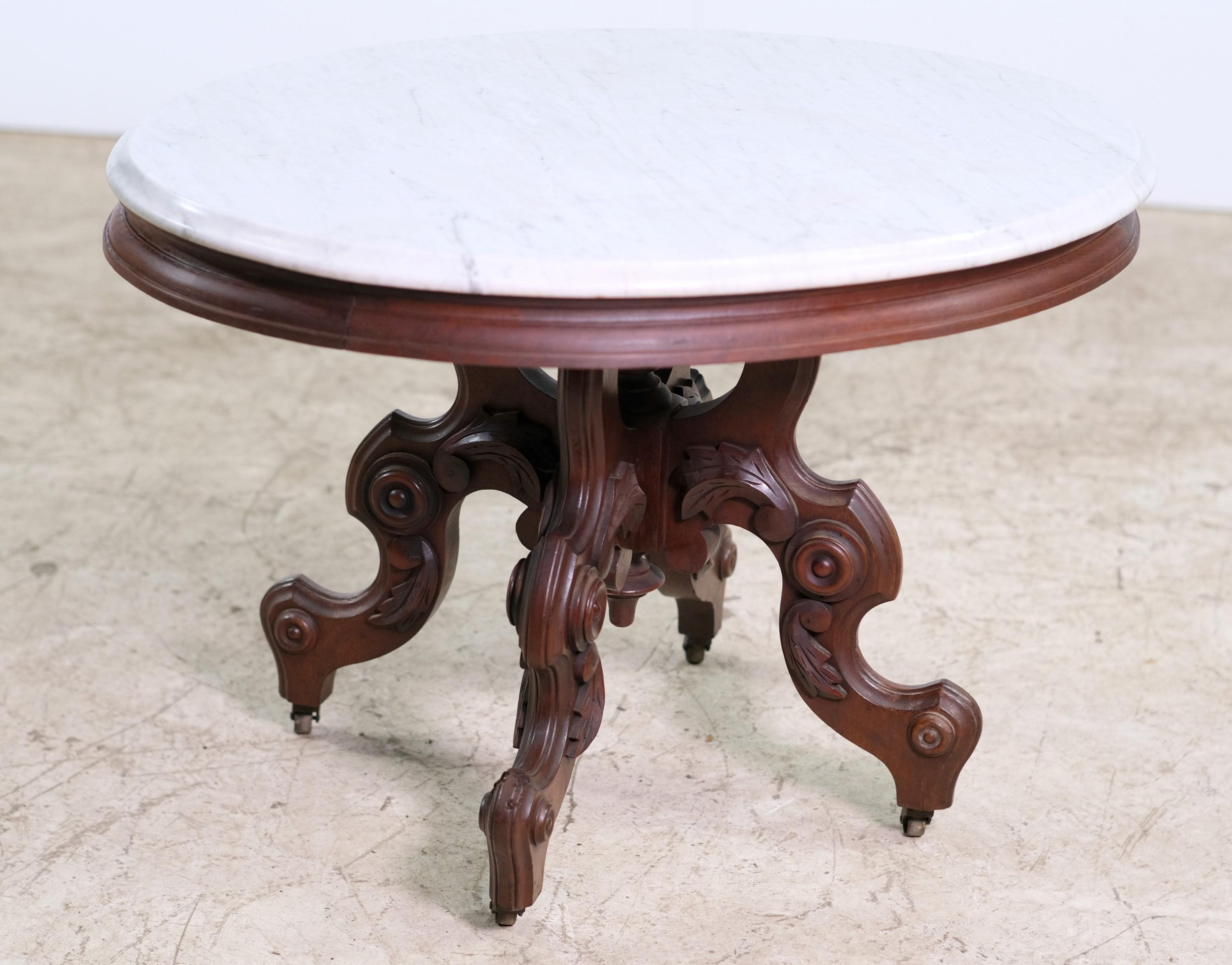 Victorien Table basse ovale victorienne en acajou avec plateau en marbre + roulettes en vente