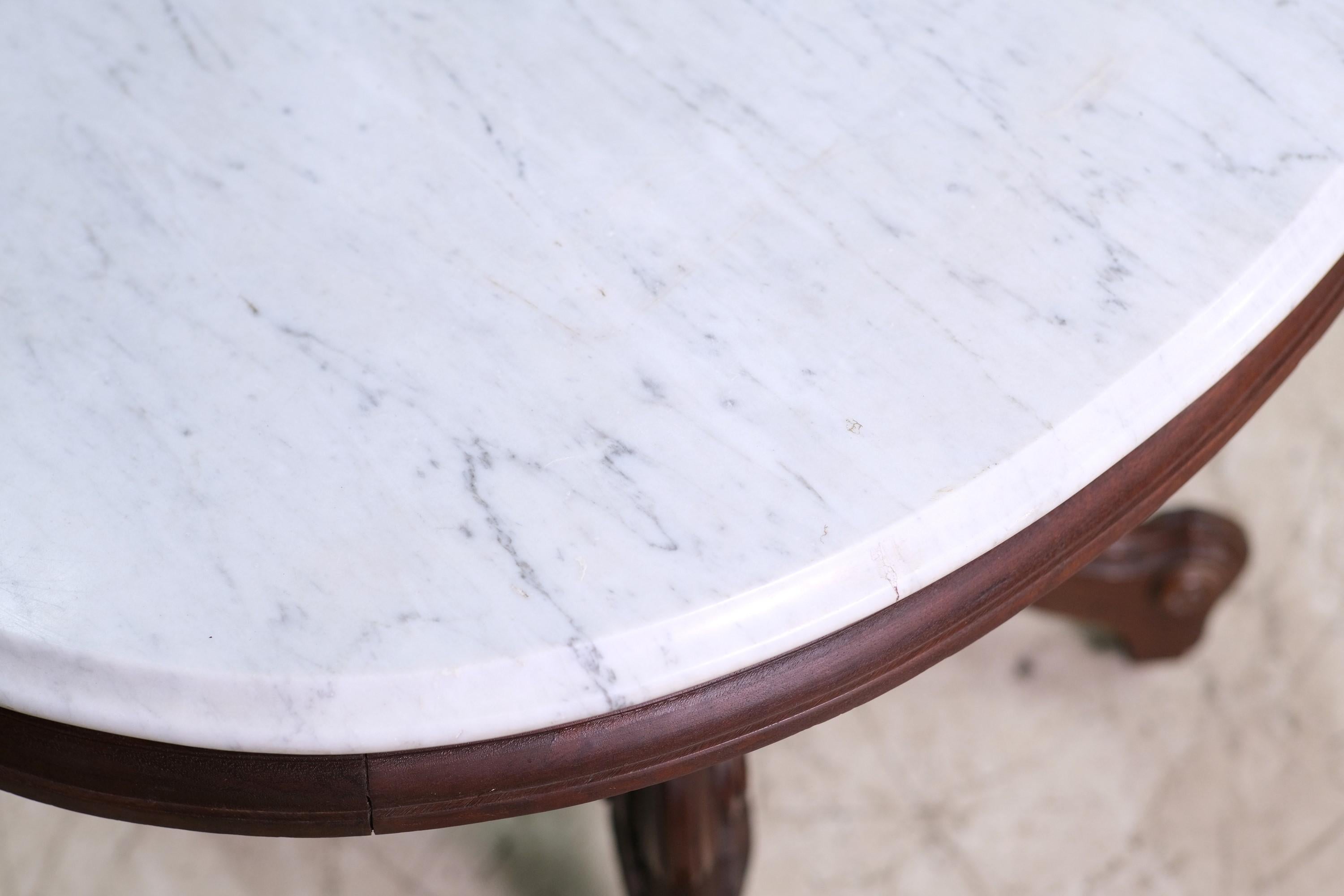 Américain Table basse ovale victorienne en acajou avec plateau en marbre + roulettes en vente