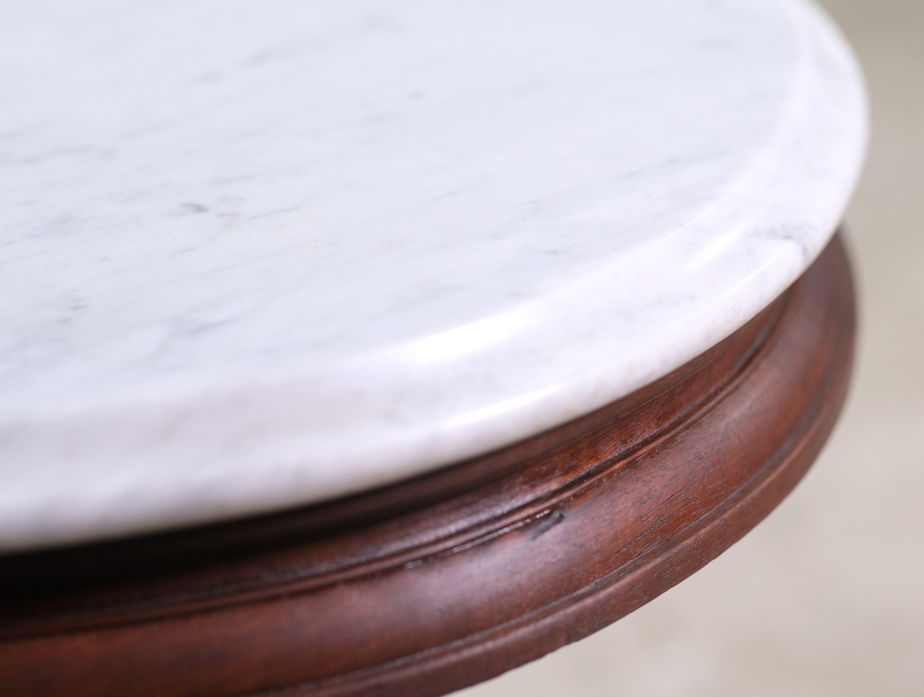 Table basse ovale victorienne en acajou avec plateau en marbre + roulettes Bon état - En vente à New York, NY