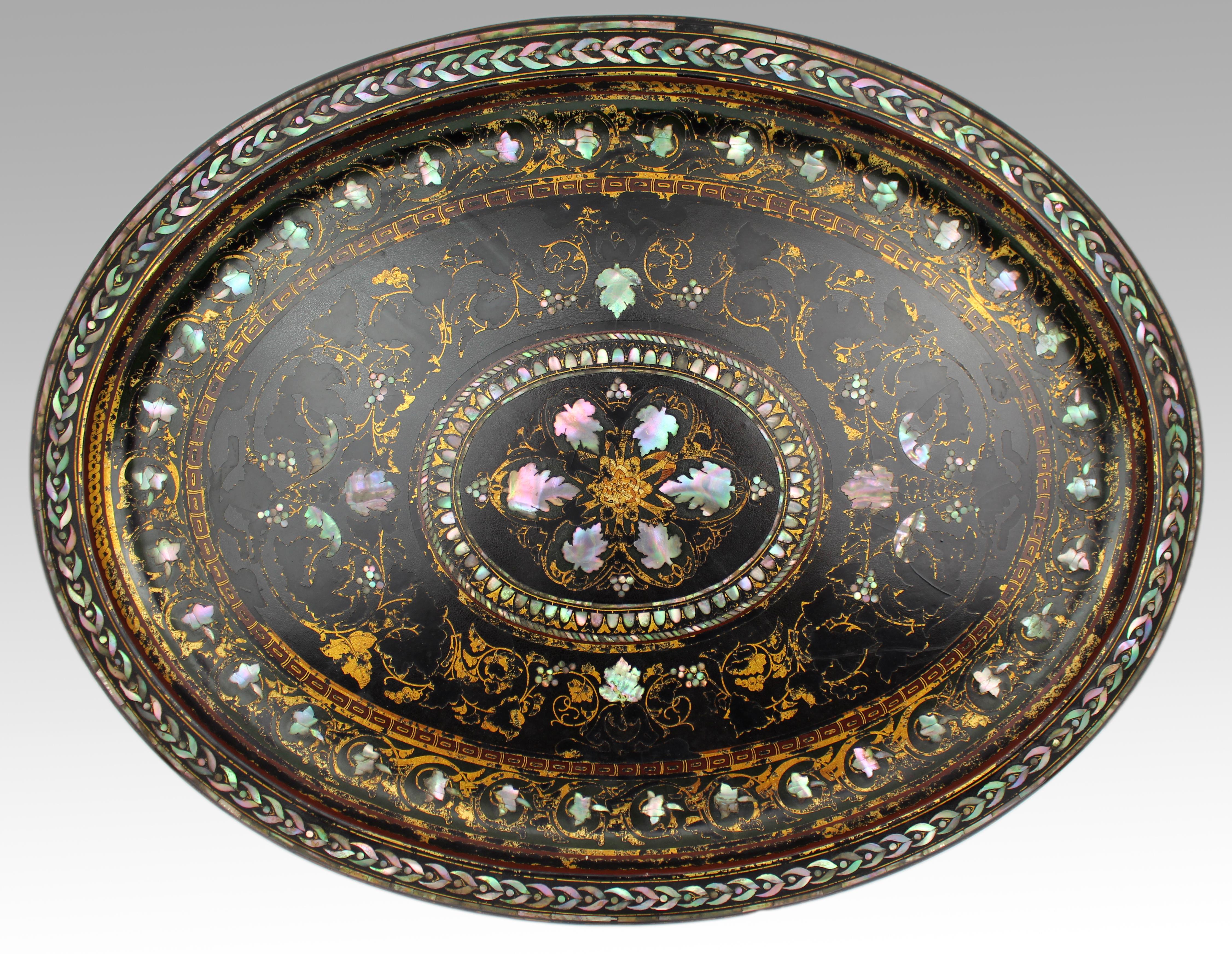 Viktorianisches ovales Pappmaché-Tablett von Benetfink & Co, London, um 1870

Ein feines ovales viktorianisches Tablett aus Pappmaché, reich eingelegt mit Perlmutt und verziert mit kunstvollen vergoldeten Schnörkeln auf schwarzem Grund. Das zentrale