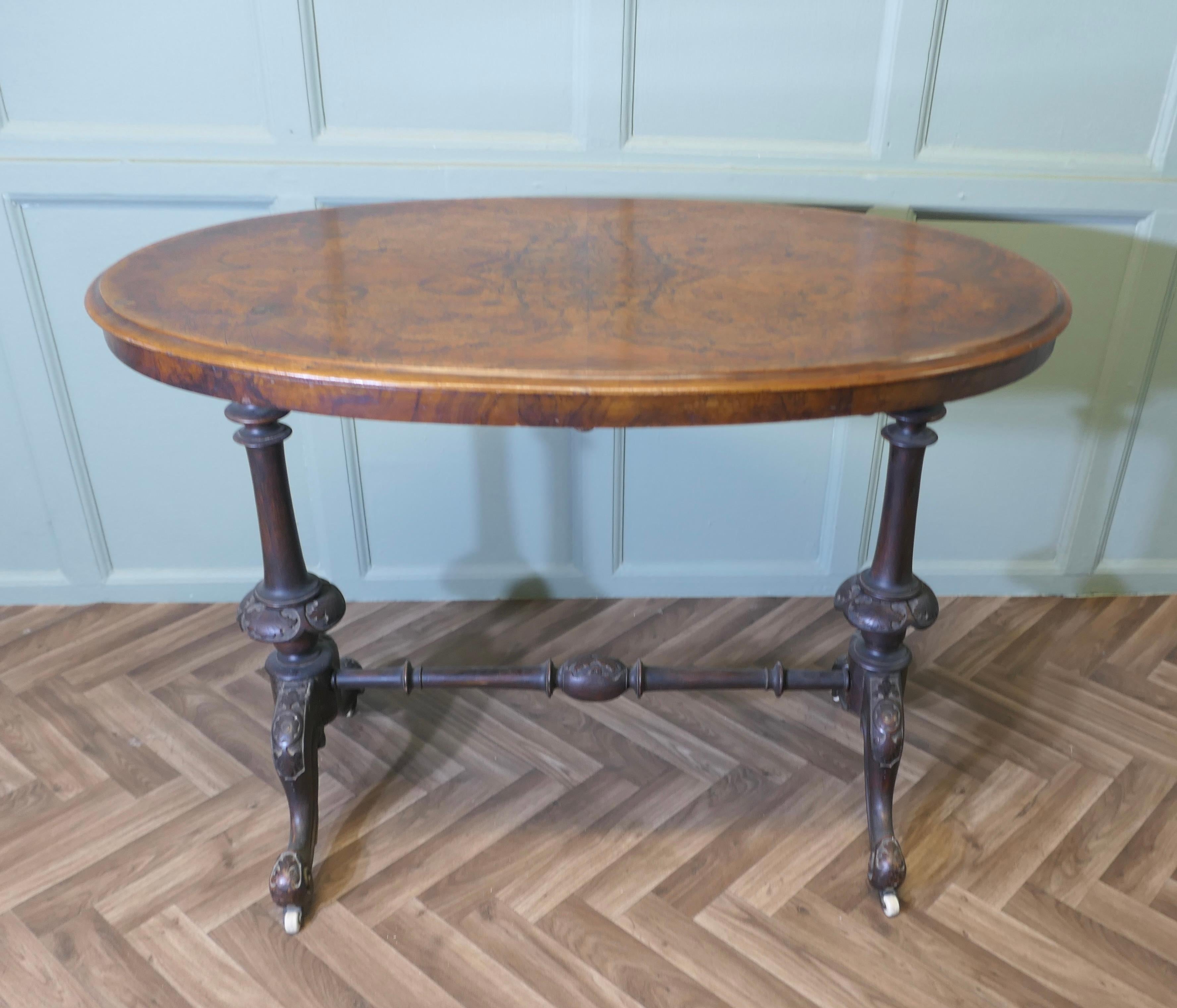 Victorien Table de centre ou de hall ovale en noyer de l'époque victorienne en vente