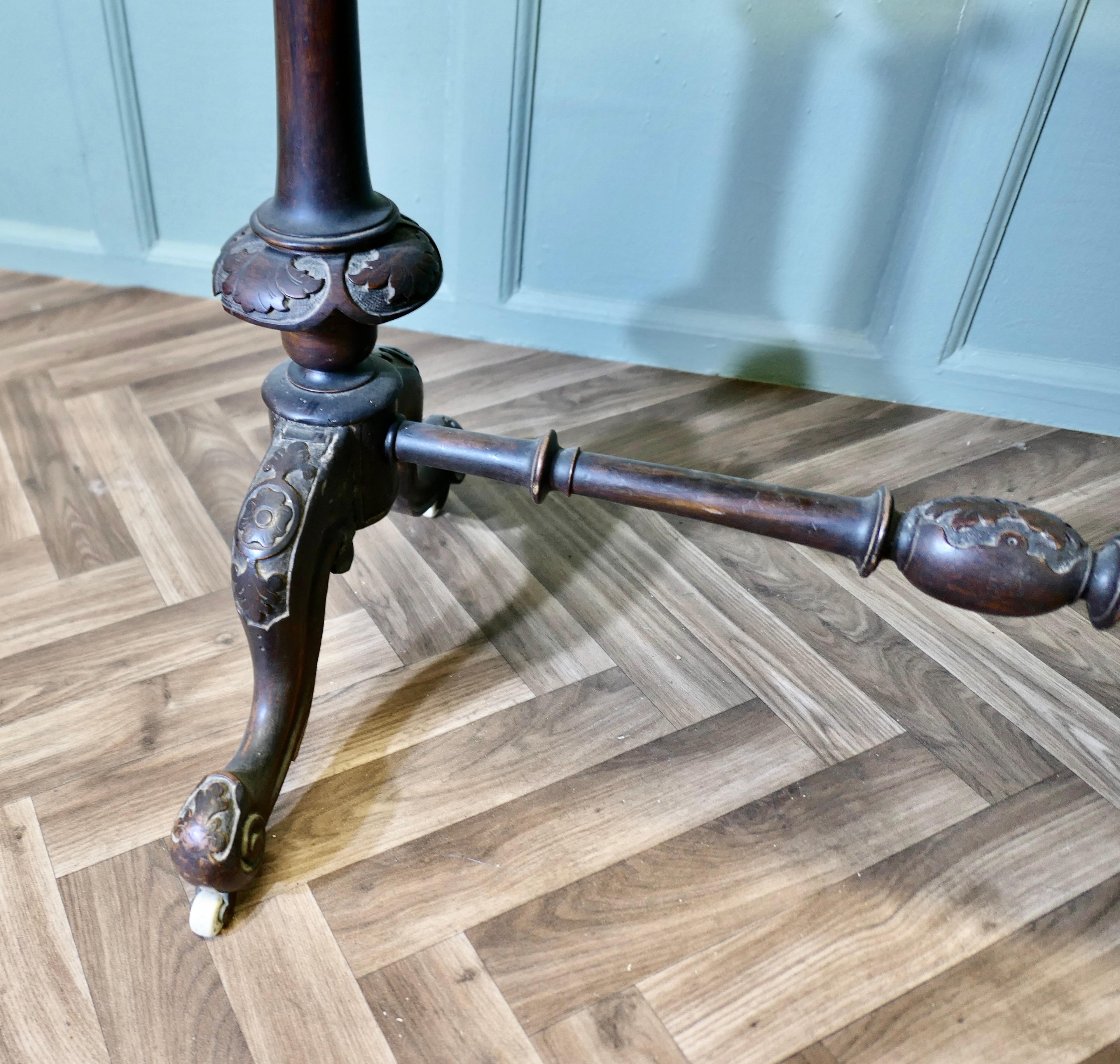 Table de centre ou de hall ovale en noyer de l'époque victorienne Bon état - En vente à Godshill, Isle of Wight