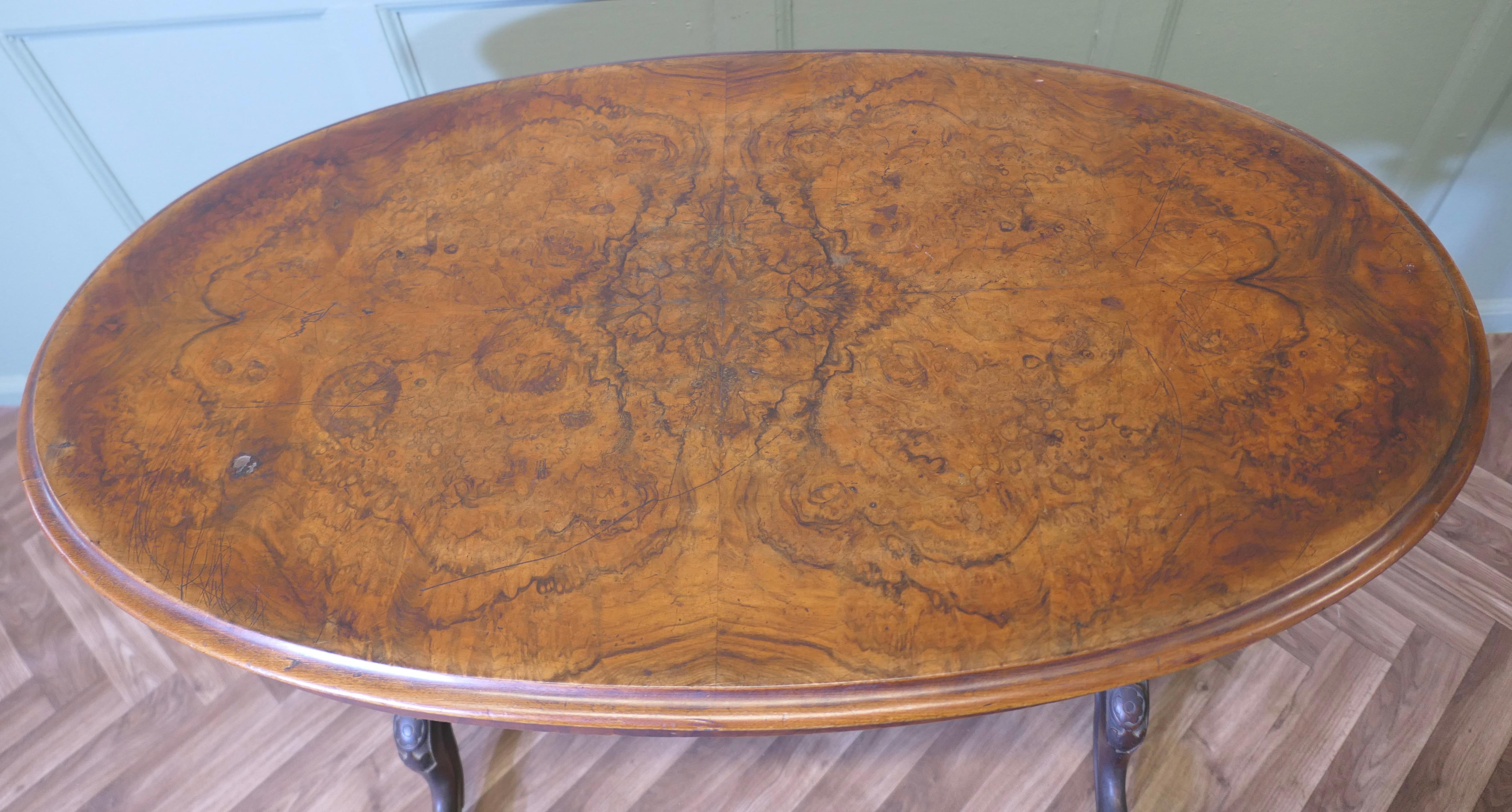 XIXe siècle Table de centre ou de hall ovale en noyer de l'époque victorienne en vente