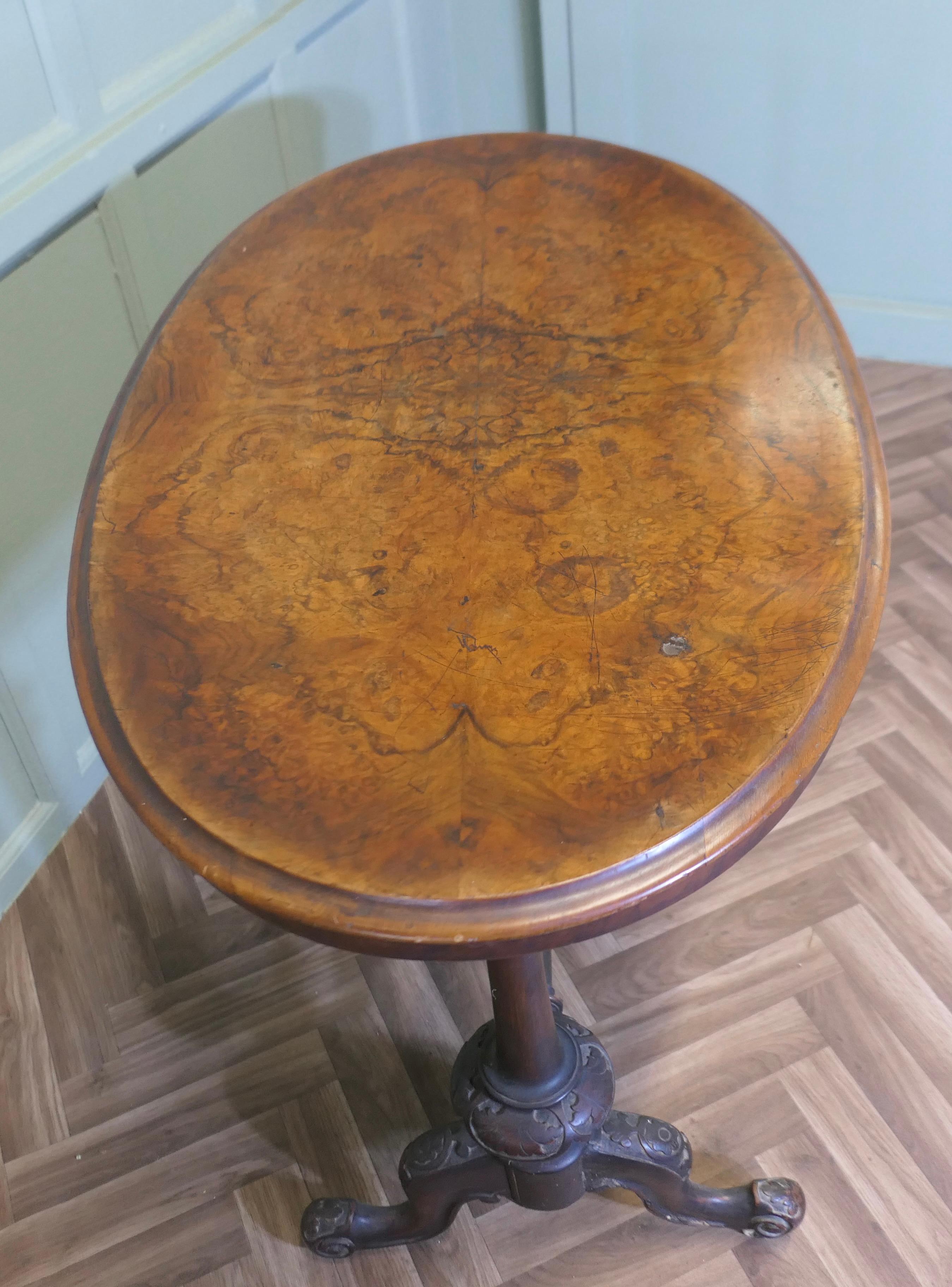 Noyer Table de centre ou de hall ovale en noyer de l'époque victorienne en vente