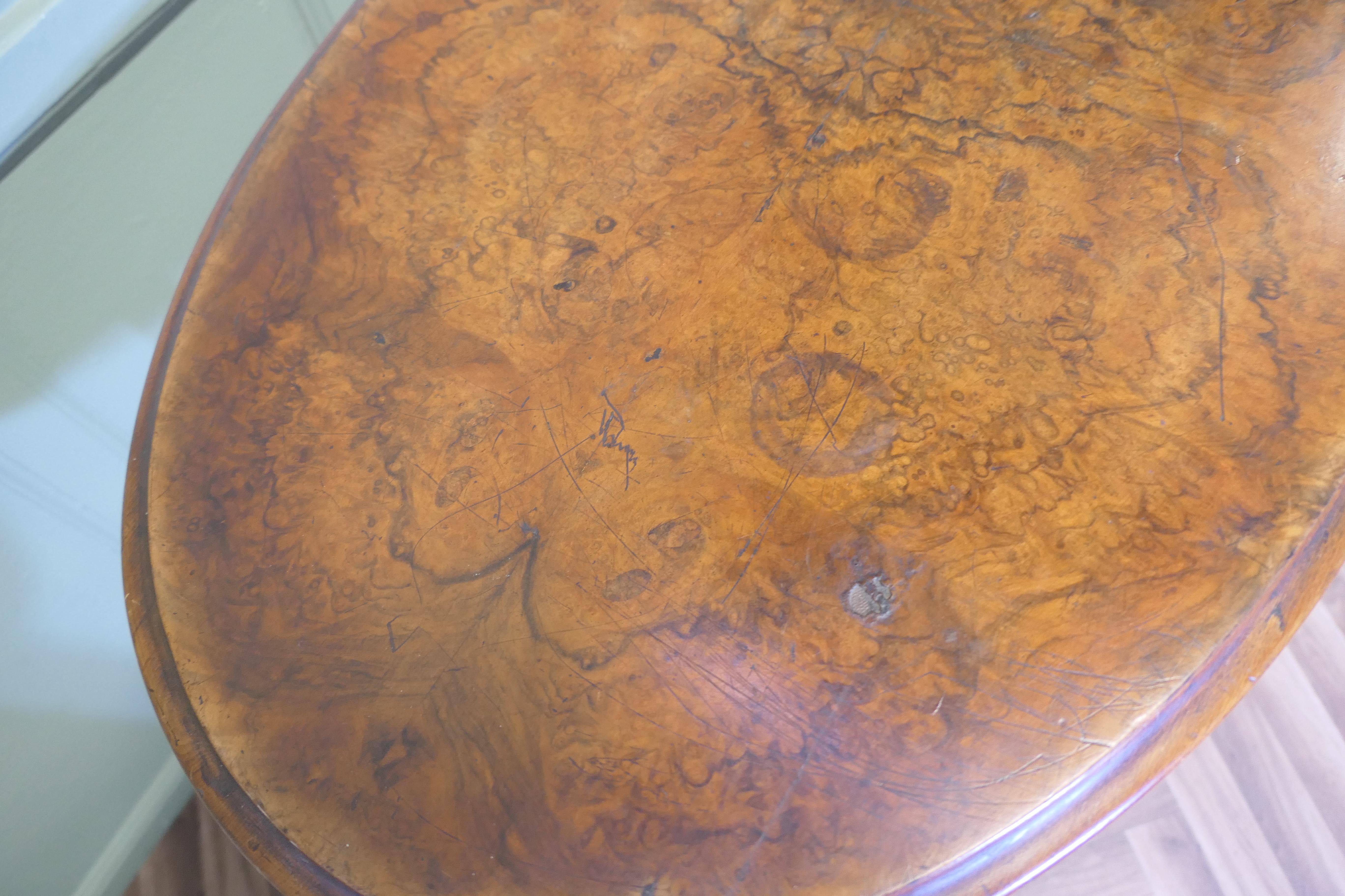 Table de centre ou de hall ovale en noyer de l'époque victorienne en vente 1