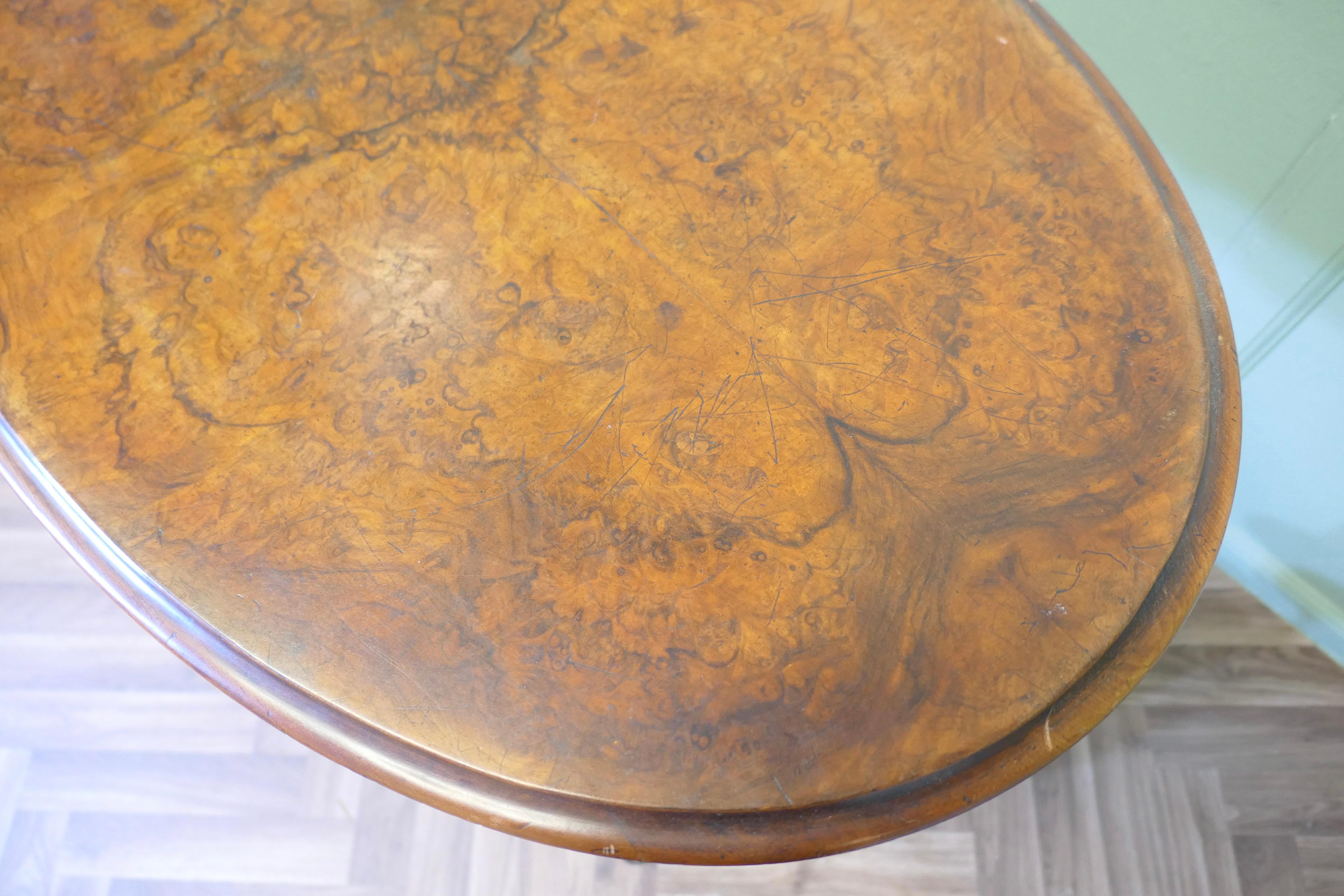 Table de centre ou de hall ovale en noyer de l'époque victorienne en vente 2