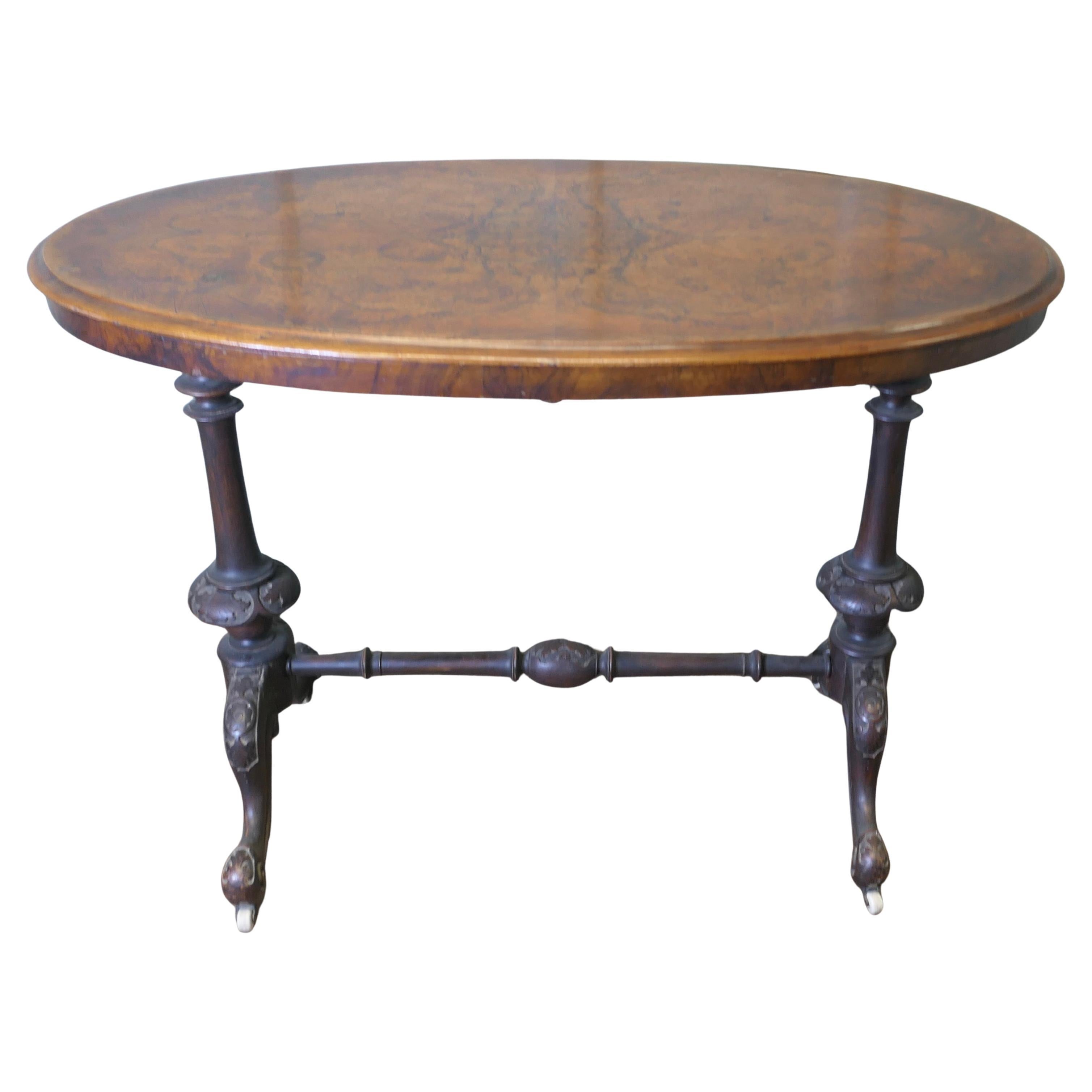 Table de centre ou de hall ovale en noyer de l'époque victorienne en vente