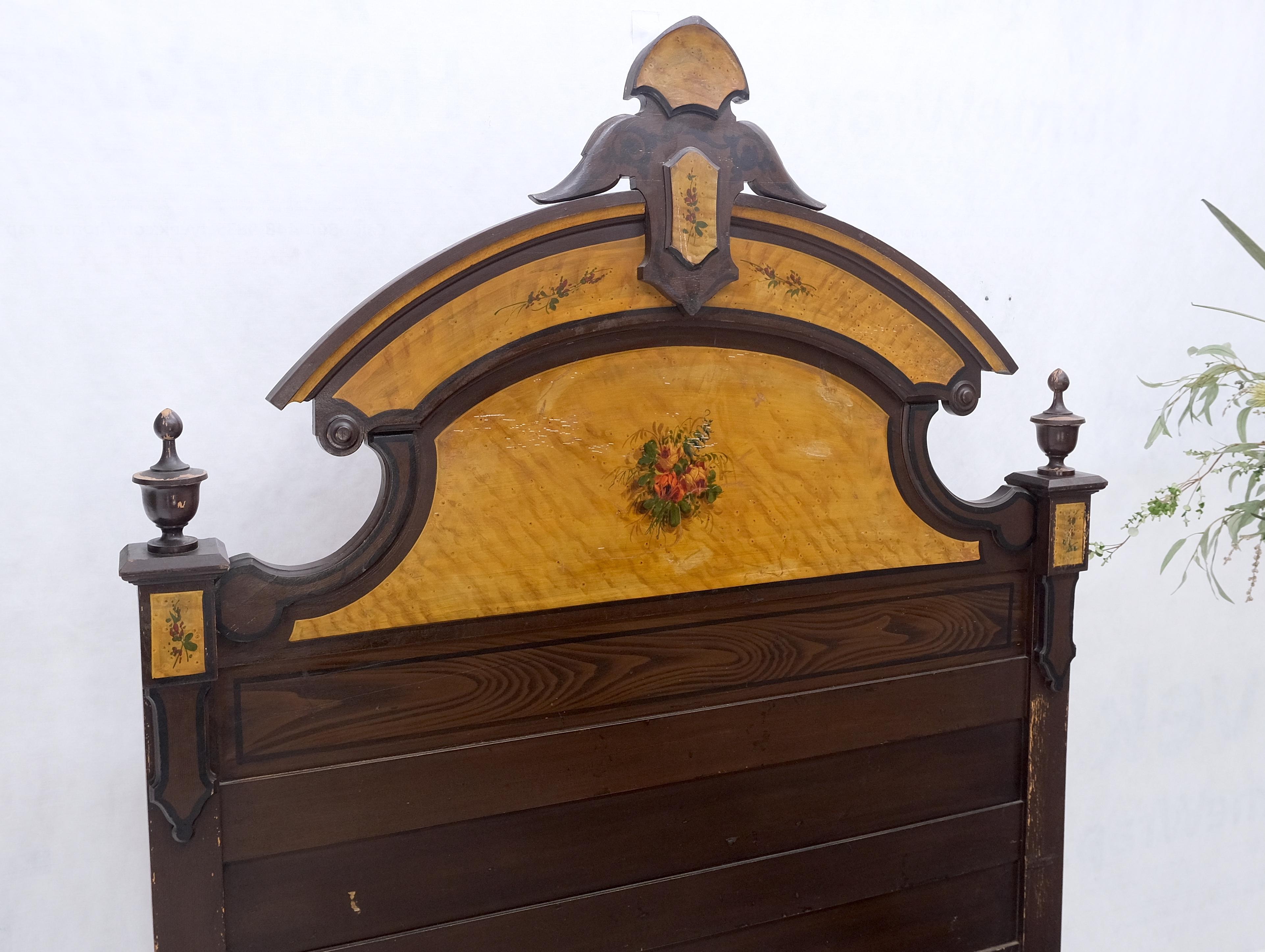 Chambre à coucher victorienne peinte Commode Miroir Lit King Tête de lit Ensemble de chaise à bascule  en vente 5