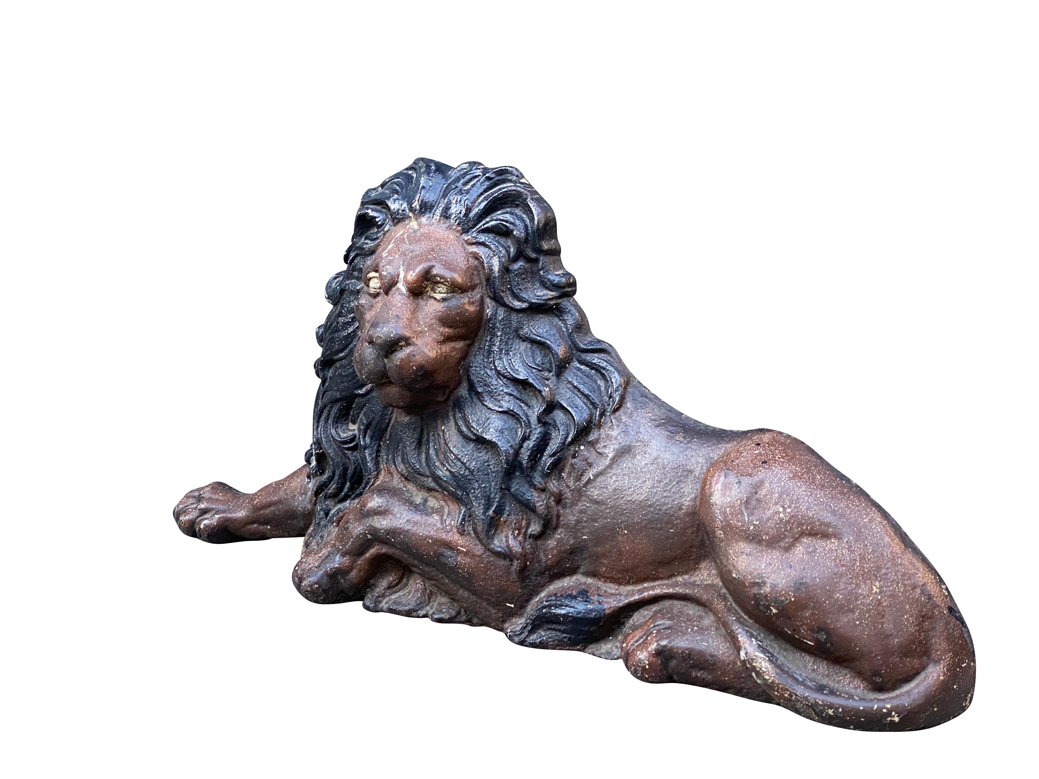 Anglais Lion couché coulant en fonte peinte de style victorien