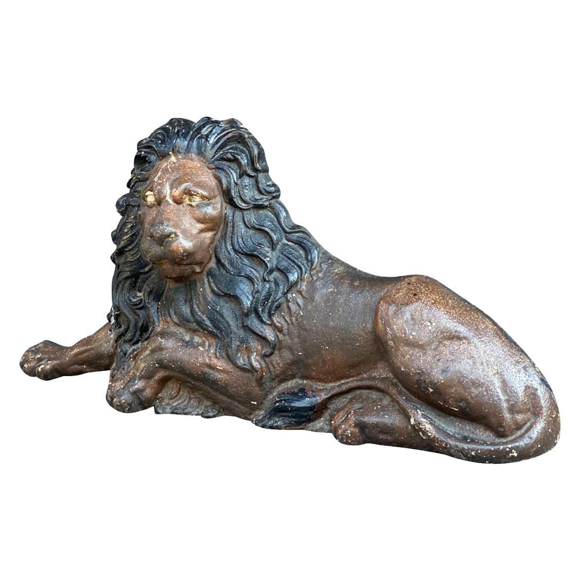 Lion couché coulant en fonte peinte de style victorien
