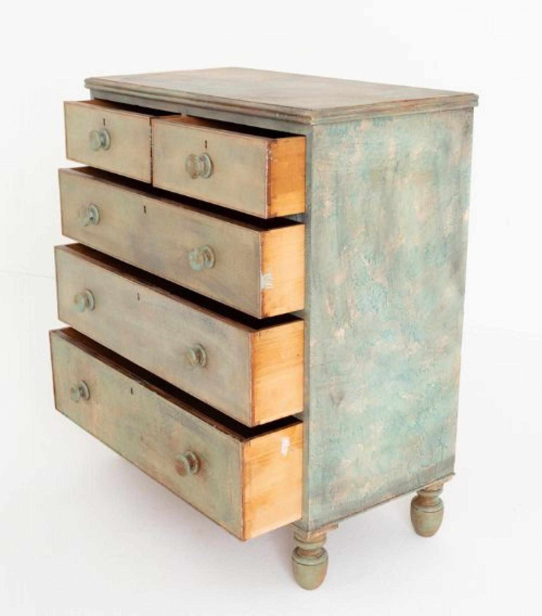 Cassettiera vittoriana dipinta 2 su 3.
Circa 1860
Questa cassettiera è caratterizzata da pomelli originali torniti e piedini a bacchetta torniti.
La disposizione di 2 cassetti su 3 lo rende ideale per le tue soluzioni di archiviazione.
Presentato in