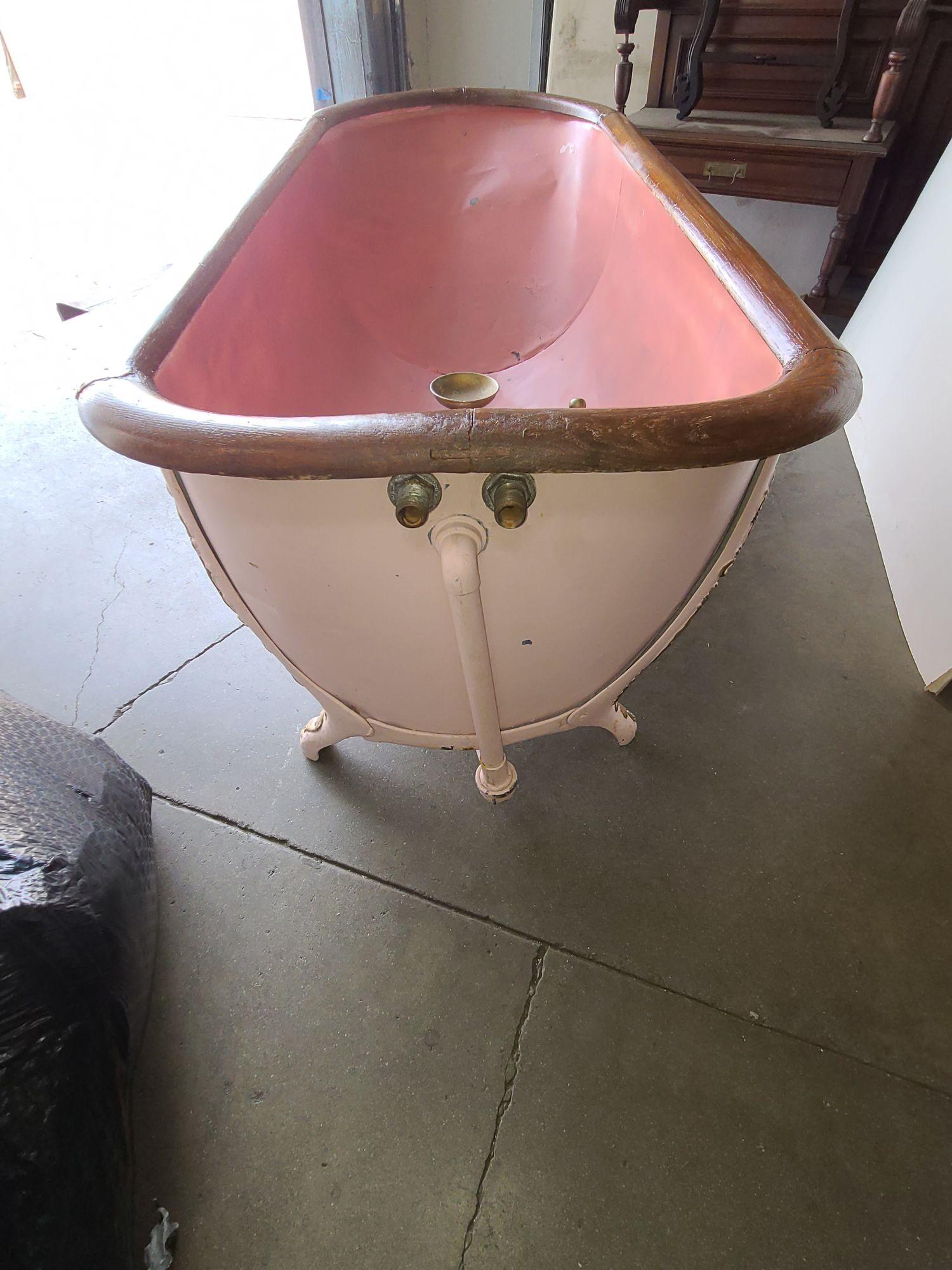 Victorian Painted Galvanized Steel Clawfoot Bathtub w/ Oak Roll Rim, Circa 1890 In Excellent Condition For Sale In Van Nuys, CA
