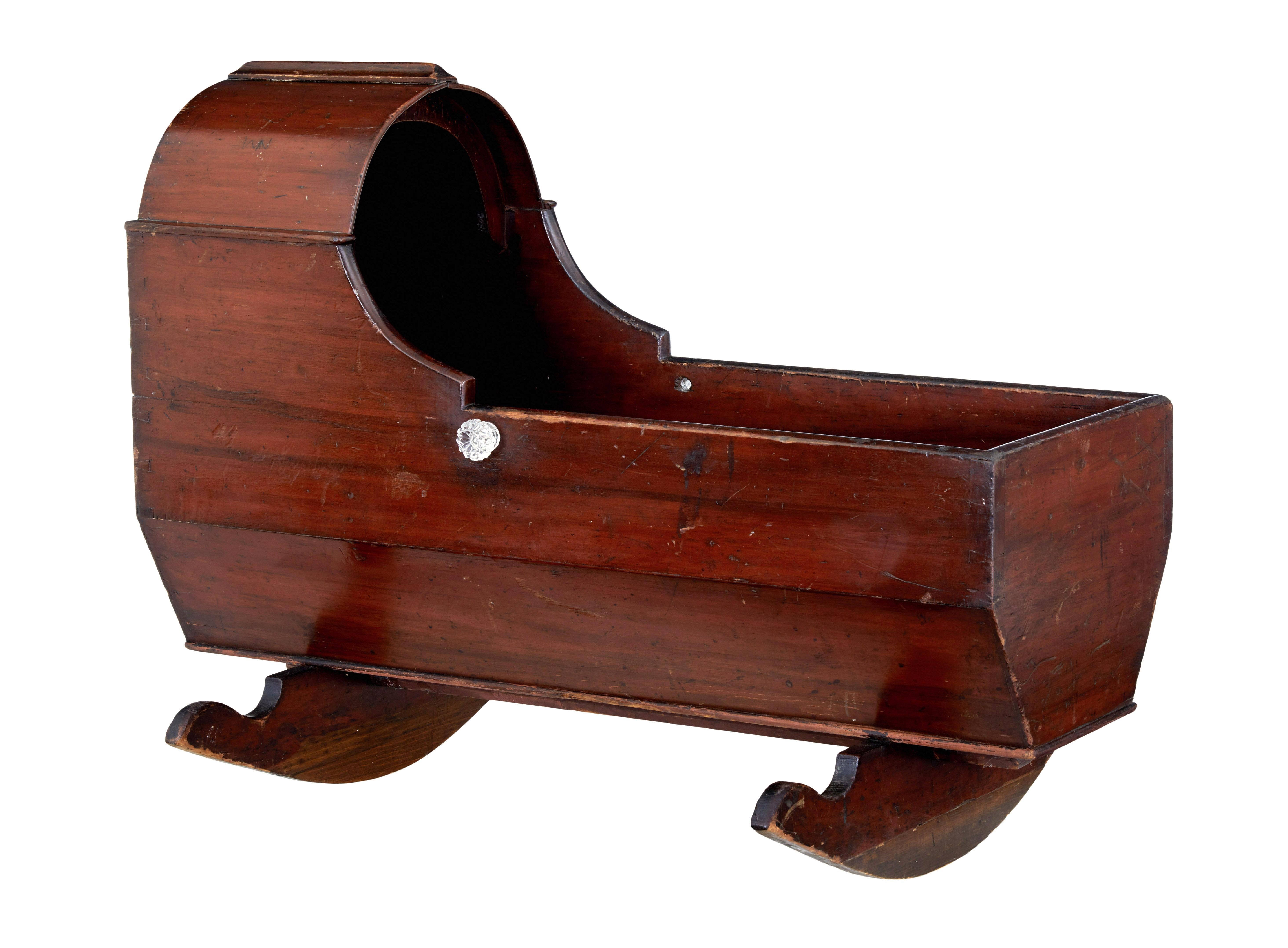 Cuna victoriana de pino pintado con dosel hacia 1870.

Un buen ejemplo de cómo dormíamos a nuestros hijos en el siglo XIX.

Construcción de pino con tinte rojo lavado original.  Espacio de cama con dosel, colocado sobre 2 balancines de trineo. 