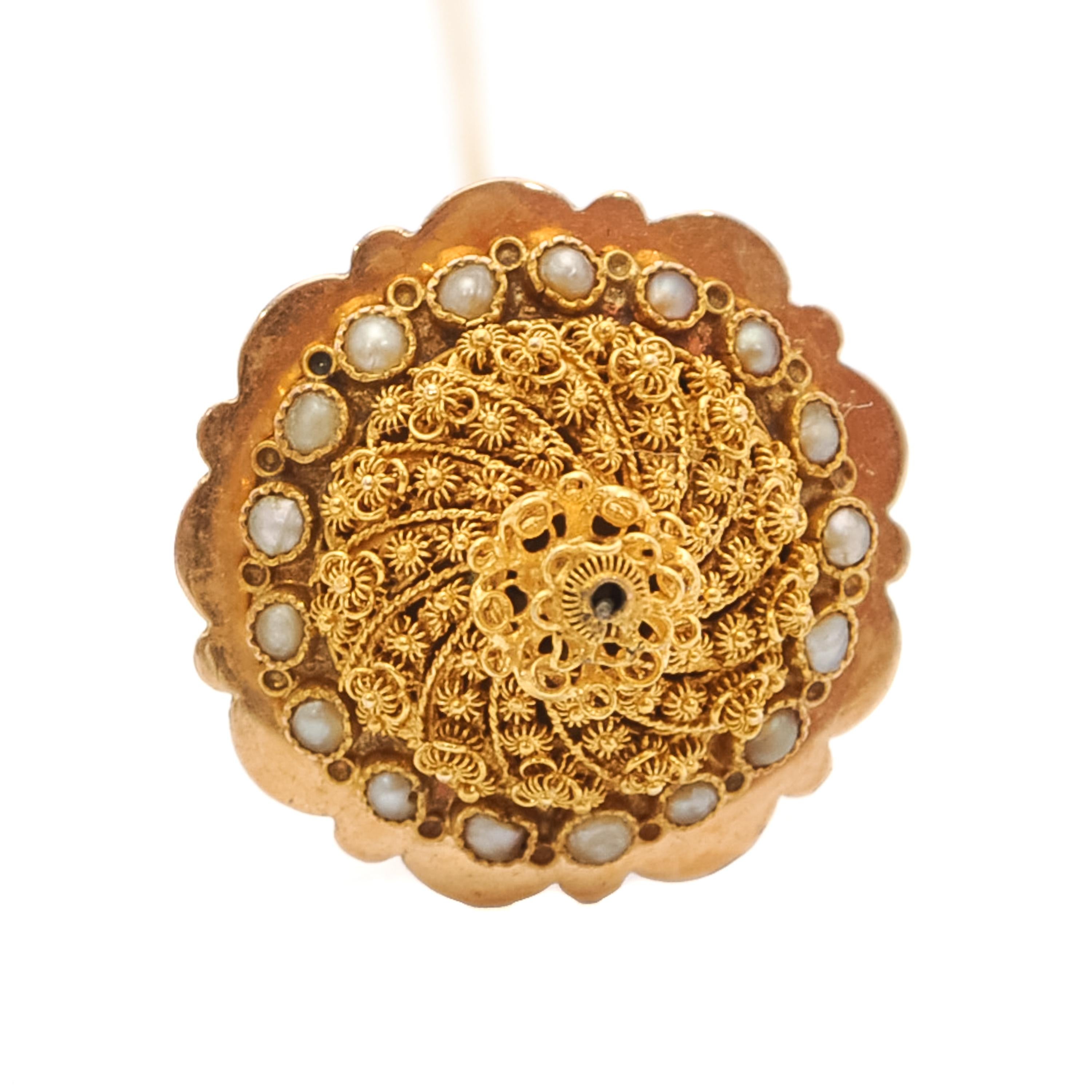 Antike 14 Karat Gelbgold filigrane Perlenrevers-Anstecknadel mit Revers Damen im Angebot