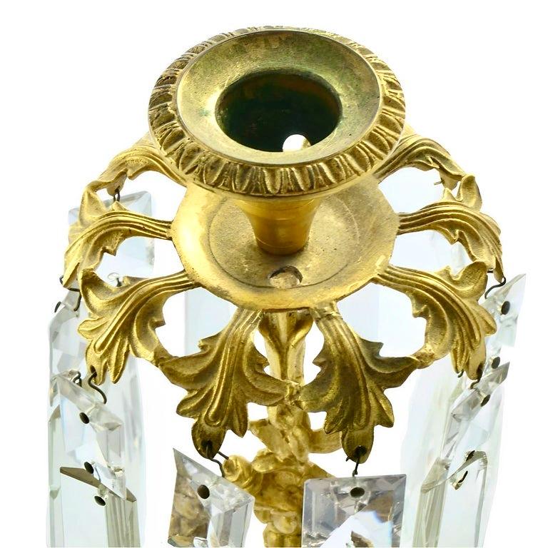 Elegante coppia di candelieri girandole in oro dorato con basi in marmo e lustri di prisma di cristallo, disegnati con figure di donna. L'altezza è di 36,5 cm e le basi in marmo misurano 12,7 cm per 7,6 cm. Abbiamo sostituito due lustri mancanti,