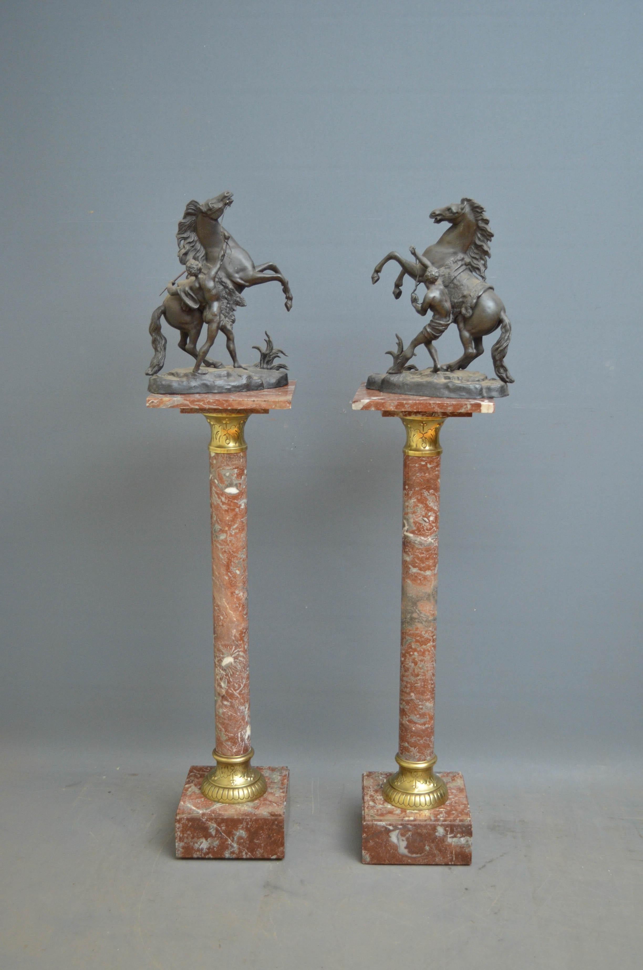 K0370 Excellente paire de colonnes en marbre rouge du 19e siècle avec colliers en laiton. Le tout en état de marche, vers 1880
Mesures : H 40.5