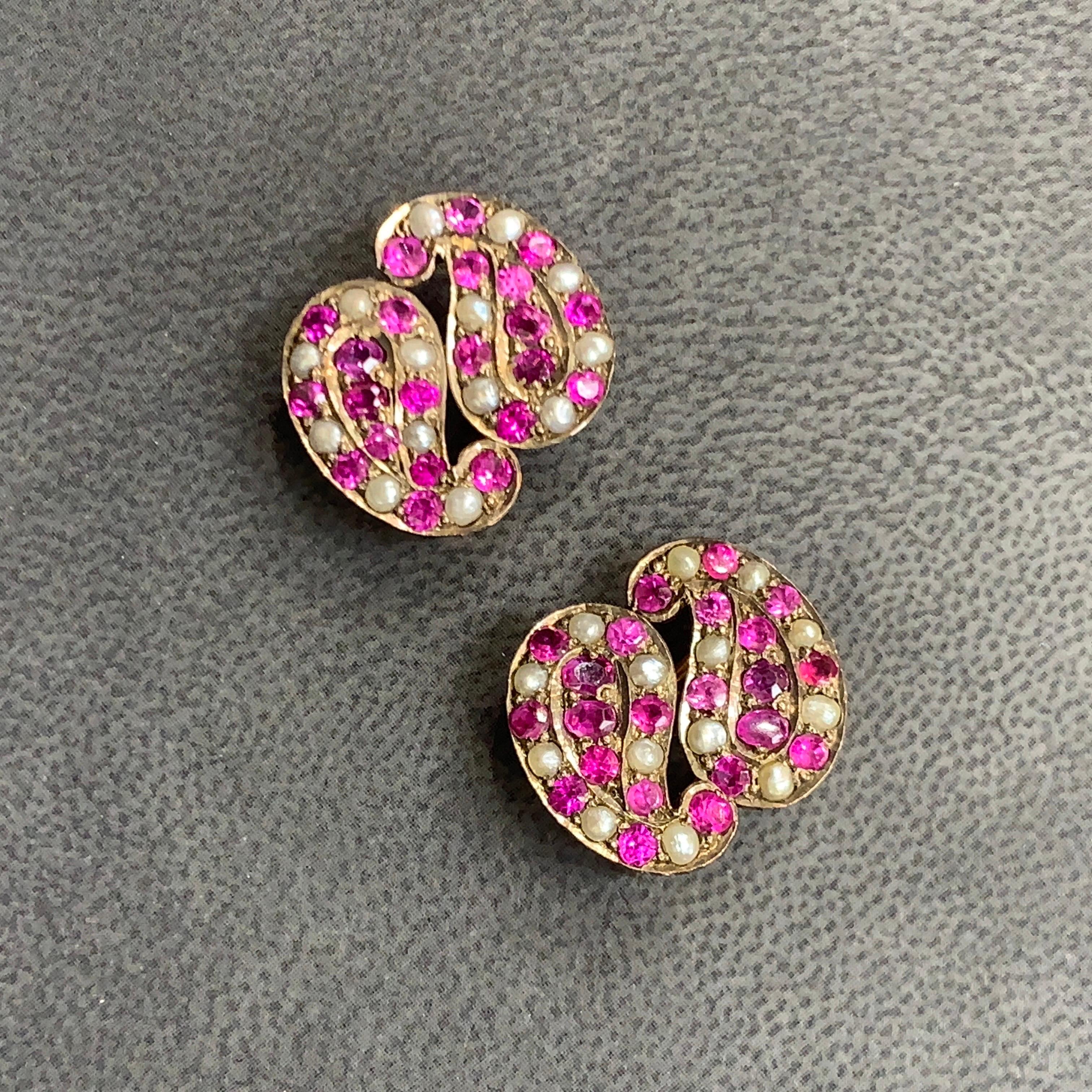 Coppia di spille VIttoriane in rubino e perle Paisley in vendita 1
